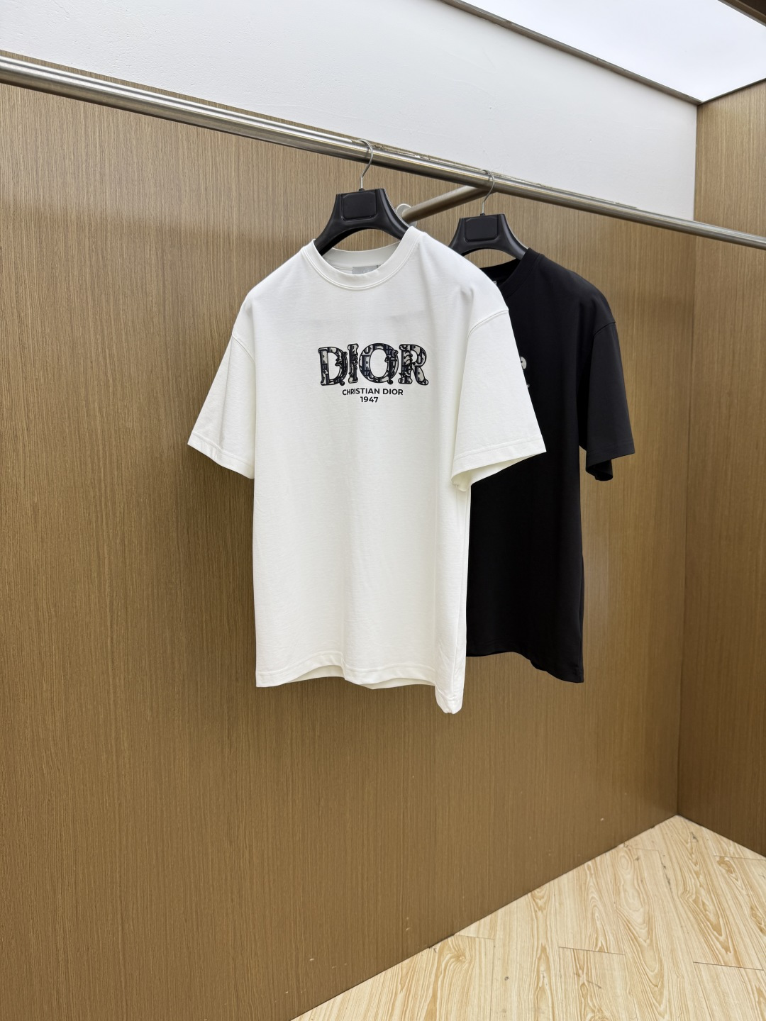 NO:911389,Early spring CD 1956 spring and summer new debut counter latest short-sleeved round neck T-shirt, high-end customization, avant-garde and fashionable design!  Brand logo emphasizes craftsmanship design. High-end customized 100% cotton top-grade mercerized fabric. Soft to the touch. Comfortable to wear. Exquisite stitching at the counter level. Fine workmanship. The upper body effect is incomparably handsome!  A must-have item for a stylish man!  Color Black White Size M-3XL FXD,,T-shirt,tees,t-shirt,19860909早春 CD 1956春夏新款首发专柜最新款短袖圆领T恤 高端订制 设计前卫时尚！品牌logo重工艺设计 高端定制百分百棉顶级丝光面料.手感柔软.穿着舒适.专柜级别精致车线.做工精细.上身效果无敌帅气！型男必备单品！ 颜色黑色 白色 码数M-3XL  FXD,,T-shirt,tees，t-shirt,,Men's clothing