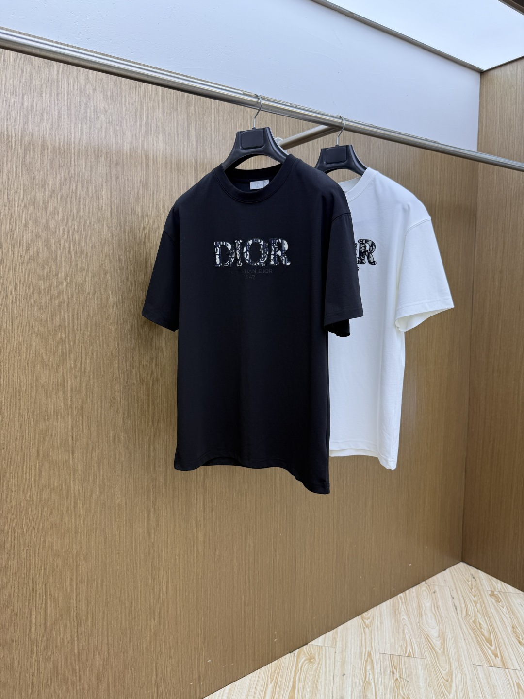 NO:911393,Early spring CD. 1956 spring and summer new style debut counter, the latest short-sleeved round neck T-shirt, high-end customization, avant-garde and fashionable design!  Brand logo emphasizes craftsmanship design. High-end customized 100% cotton top-grade mercerized fabric. Soft to the touch. Comfortable to wear. Exquisite stitching at the counter level. Fine workmanship. The upper body effect is incomparably handsome!  A must-have item for a stylish man!  Color Black White Size M-3XL FXD,,T-shirt,tees,t-shirt,19860909早春 CD. 1956春夏新款首发专柜最新款短袖圆领T恤 高端订制 设计前卫时尚！品牌logo重工艺设计 高端定制百分百棉顶级丝光面料.手感柔软.穿着舒适.专柜级别精致车线.做工精细.上身效果无敌帅气！型男必备单品！ 颜色黑色 白色 码数M-3XL  FXD,,T-shirt,tees，t-shirt,,Men's clothing