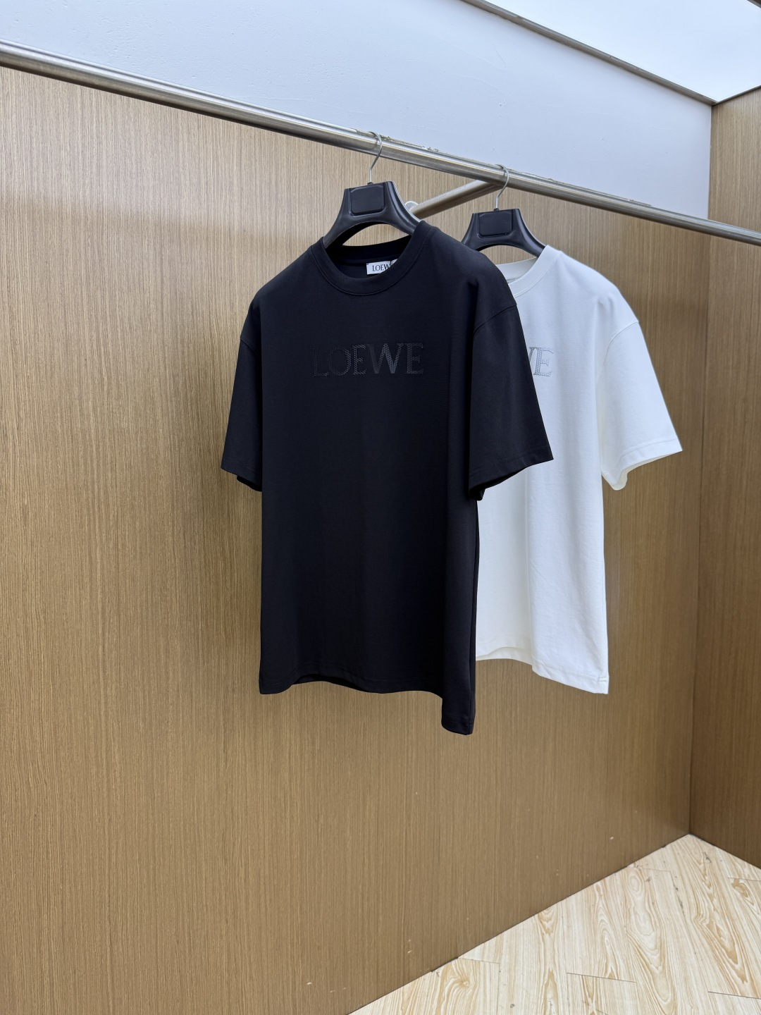 NO:911397,Early spring LOE 1956 spring and summer new style debut counter, the latest short-sleeved round neck T-shirt, high-end customization, avant-garde and fashionable design!  Brand logo emphasizes craftsmanship design. High-end customized 100% cotton top-grade mercerized fabric. Soft to the touch. Comfortable to wear. Exquisite stitching at the counter level. Fine workmanship. The upper body effect is incomparably handsome!  A must-have item for a stylish man!  Color Black White Size M-3XL FXD,,loewe,T-shirt,tees,t-shirt,19860909早春 LOE 1956春夏新款首发专柜最新款短袖圆领T恤 高端订制 设计前卫时尚！品牌logo重工艺设计 高端定制百分百棉顶级丝光面料.手感柔软.穿着舒适.专柜级别精致车线.做工精细.上身效果无敌帅气！型男必备单品！ 颜色黑色 白色 码数M-3XL  FXD,,loewe,T-shirt,tees，t-shirt,,Men's clothing