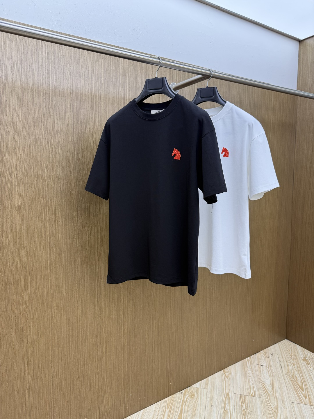 NO:911401,Early spring HER 1956 spring and summer new style debut counter, the latest short-sleeved round neck T-shirt, high-end customization, avant-garde and fashionable design!  Brand logo emphasizes craftsmanship design. High-end customized 100% cotton top-grade mercerized fabric. Soft to the touch. Comfortable to wear. Exquisite stitching at the counter level. Fine workmanship. The upper body effect is incomparably handsome!  A must-have item for a stylish man!  Color Black White Size M-3XL FXD,,T-shirt,tees,t-shirt,19860909早春 HER 1956春夏新款首发专柜最新款短袖圆领T恤 高端订制 设计前卫时尚！品牌logo重工艺设计 高端定制百分百棉顶级丝光面料.手感柔软.穿着舒适.专柜级别精致车线.做工精细.上身效果无敌帅气！型男必备单品！ 颜色黑色 白色 码数M-3XL  FXD,,T-shirt,tees，t-shirt,,Men's clothing