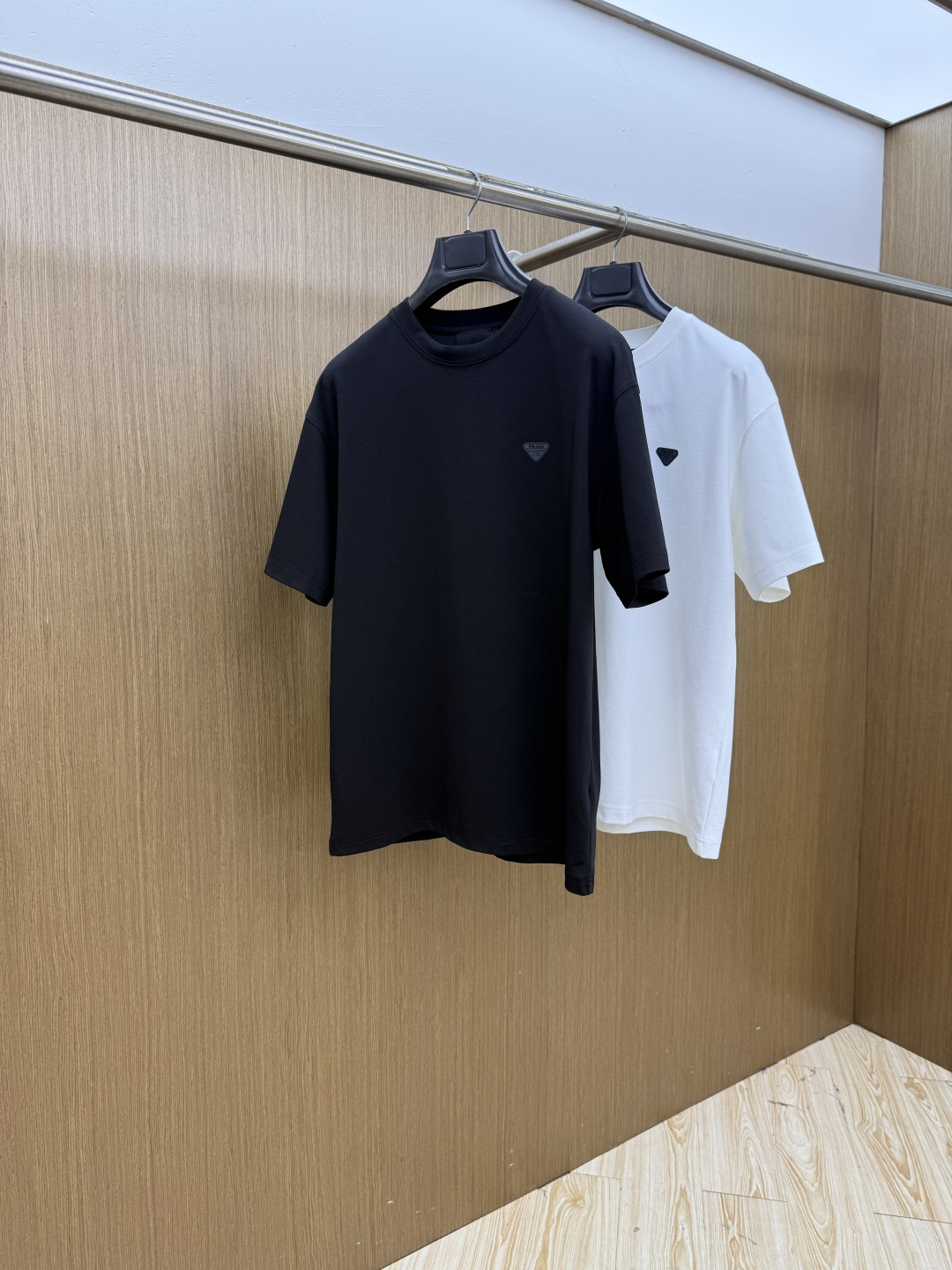NO:911366,Early spring PD 1956 spring and summer new debut counter latest short-sleeved round neck T-shirt, high-end customization, avant-garde and fashionable design!  Brand logo emphasizes craftsmanship design. High-end customized 100% cotton top-grade mercerized fabric. Soft to the touch. Comfortable to wear. Exquisite stitching at the counter level. Fine workmanship. The upper body effect is incomparably handsome!  A must-have item for a stylish man!  Color Black White Size M-3XL FXD,,T-shirt,tees,t-shirt,19860909早春 PD 1956春夏新款首发专柜最新款短袖圆领T恤 高端订制 设计前卫时尚！品牌logo重工艺设计 高端定制百分百棉顶级丝光面料.手感柔软.穿着舒适.专柜级别精致车线.做工精细.上身效果无敌帅气！型男必备单品！ 颜色黑色 白色 码数M-3XL  FXD,,T-shirt,tees，t-shirt,,Men's clothing