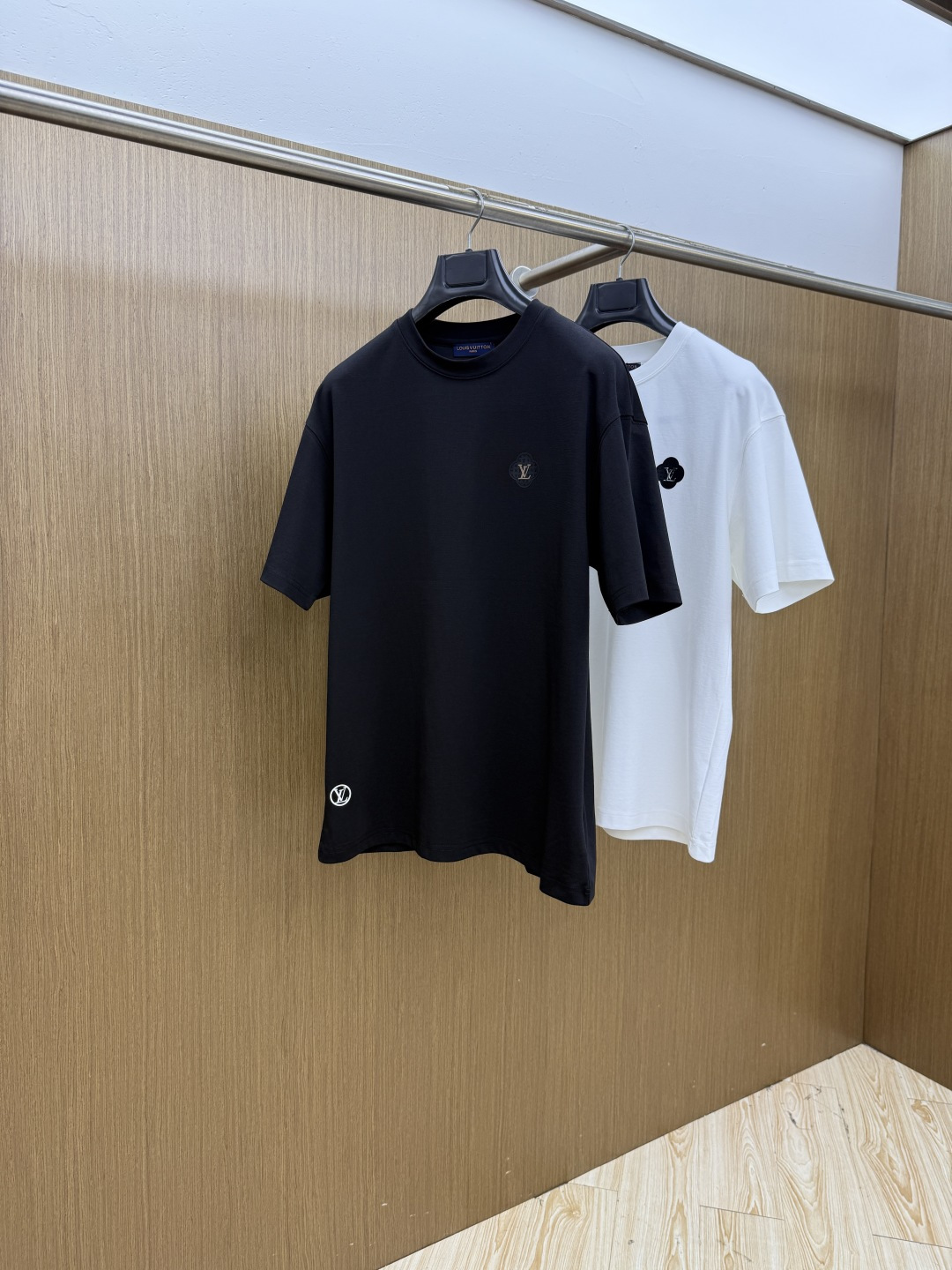 NO:911369,Early spring LV 1956 spring and summer new style debut counter, the latest short-sleeved round neck T-shirt, high-end customization, avant-garde and fashionable design!  Brand logo emphasizes craftsmanship design. High-end customized 100% cotton top-grade mercerized fabric. Soft to the touch. Comfortable to wear. Exquisite stitching at the counter level. Fine workmanship. The upper body effect is incomparably handsome!  A must-have item for a stylish man!  Color Black White Size M-3XL FXD,,louis vuitton,T-shirt,tees,t-shirt,19860909早春 LV 1956春夏新款首发专柜最新款短袖圆领T恤 高端订制 设计前卫时尚！品牌logo重工艺设计 高端定制百分百棉顶级丝光面料.手感柔软.穿着舒适.专柜级别精致车线.做工精细.上身效果无敌帅气！型男必备单品！ 颜色黑色 白色 码数M-3XL  FXD,,louis vuitton,T-shirt,tees，t-shirt,,Men's clothing