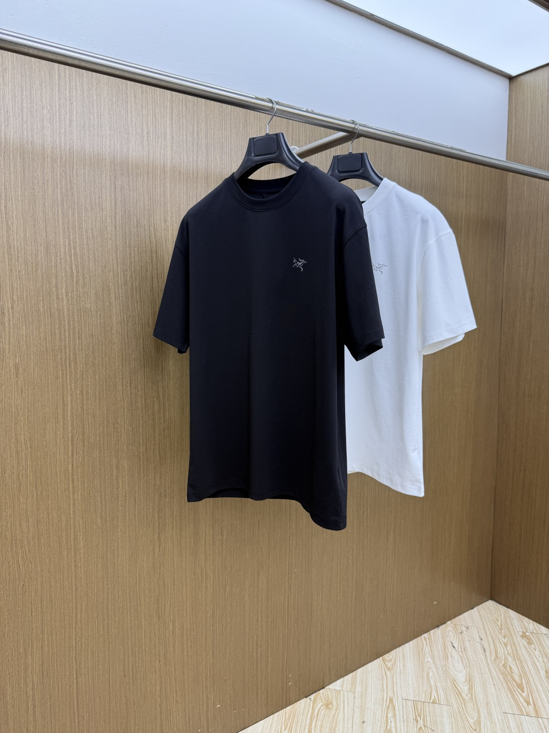 NO:911373,Early spring ARC 1956 spring and summer new style debut counter, the latest short-sleeved round neck T-shirt, high-end customization, avant-garde and fashionable design!  Brand logo emphasizes craftsmanship design. High-end customized 100% cotton top-grade mercerized fabric. Soft to the touch. Comfortable to wear. Exquisite stitching at the counter level. Fine workmanship. The upper body effect is incomparably handsome!  A must-have item for a stylish man!  Color Black White Size M-3XL FXD,,T-shirt,tees,t-shirt,19860909早春 ARC 1956春夏新款首发专柜最新款短袖圆领T恤 高端订制 设计前卫时尚！品牌logo重工艺设计 高端定制百分百棉顶级丝光面料.手感柔软.穿着舒适.专柜级别精致车线.做工精细.上身效果无敌帅气！型男必备单品！ 颜色黑色 白色 码数M-3XL  FXD,,T-shirt,tees，t-shirt,,Men's clothing