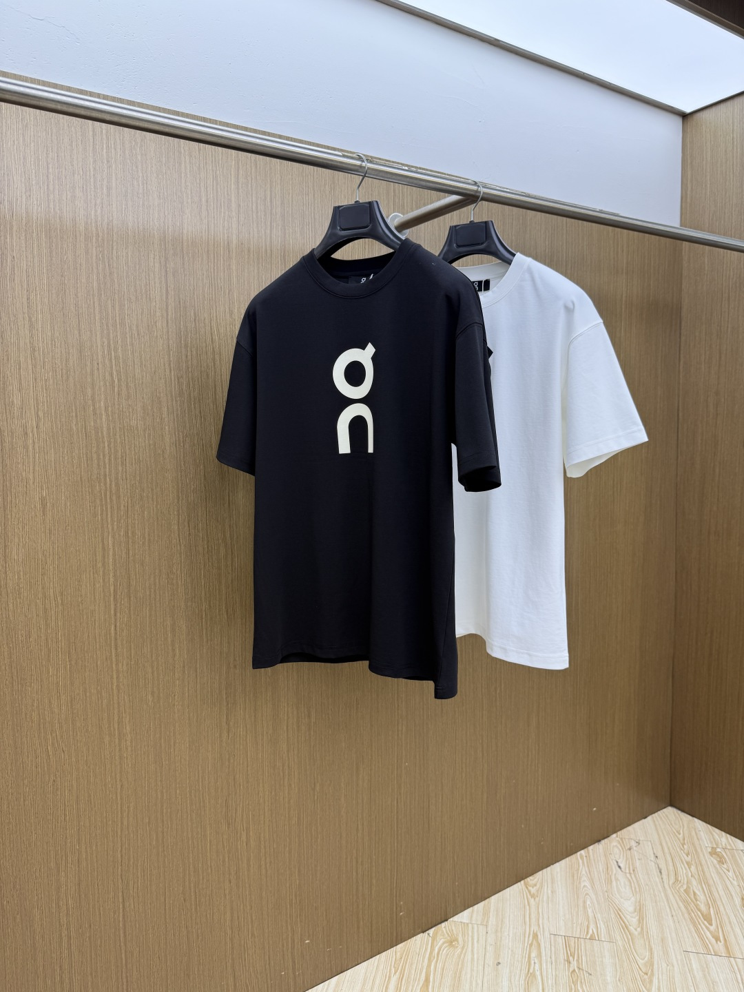 NO:911377,Early spring trendy brand 1956 spring and summer new debut counter latest short-sleeved round neck T-shirt high-end custom design avant-garde fashion!  Brand logo emphasizes craftsmanship design. High-end customized 100% cotton top-grade mercerized fabric. Soft to the touch. Comfortable to wear. Exquisite stitching at the counter level. Fine workmanship. The upper body effect is incomparably handsome!  A must-have item for a stylish man!  Color Black White Size M-3XL FXD,,T-shirt,tees,t-shirt,19860909早春 潮牌 1956春夏新款首发专柜最新款短袖圆领T恤 高端订制 设计前卫时尚！品牌logo重工艺设计 高端定制百分百棉顶级丝光面料.手感柔软.穿着舒适.专柜级别精致车线.做工精细.上身效果无敌帅气！型男必备单品！ 颜色黑色 白色 码数M-3XL  FXD,,T-shirt,tees，t-shirt,,Men's clothing