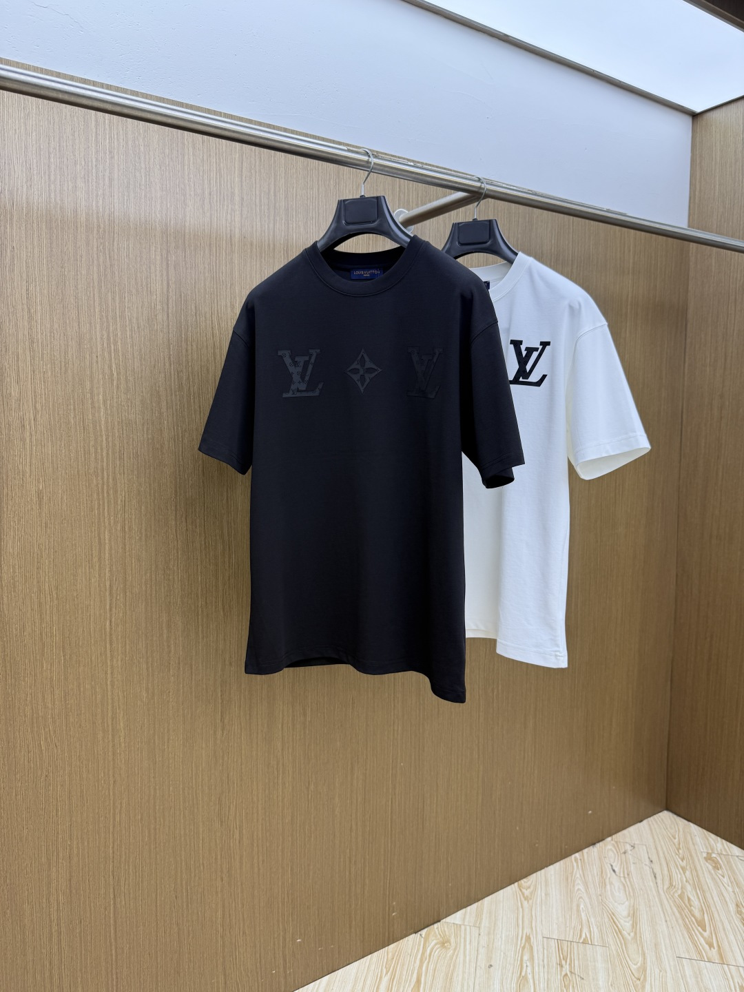 NO:911381,Early spring LV 1956 spring and summer new style debut counter, the latest short-sleeved round neck T-shirt, high-end customization, avant-garde and fashionable design!  Brand logo emphasizes craftsmanship design. High-end customized 100% cotton top-grade mercerized fabric. Soft to the touch. Comfortable to wear. Exquisite stitching at the counter level. Fine workmanship. The upper body effect is incomparably handsome!  A must-have item for a stylish man!  Color Black White Size M-3XL FXD,,louis vuitton,T-shirt,tees,t-shirt,19860909早春 LV 1956春夏新款首发专柜最新款短袖圆领T恤 高端订制 设计前卫时尚！品牌logo重工艺设计 高端定制百分百棉顶级丝光面料.手感柔软.穿着舒适.专柜级别精致车线.做工精细.上身效果无敌帅气！型男必备单品！ 颜色黑色 白色 码数M-3XL  FXD,,louis vuitton,T-shirt,tees，t-shirt,,Men's clothing