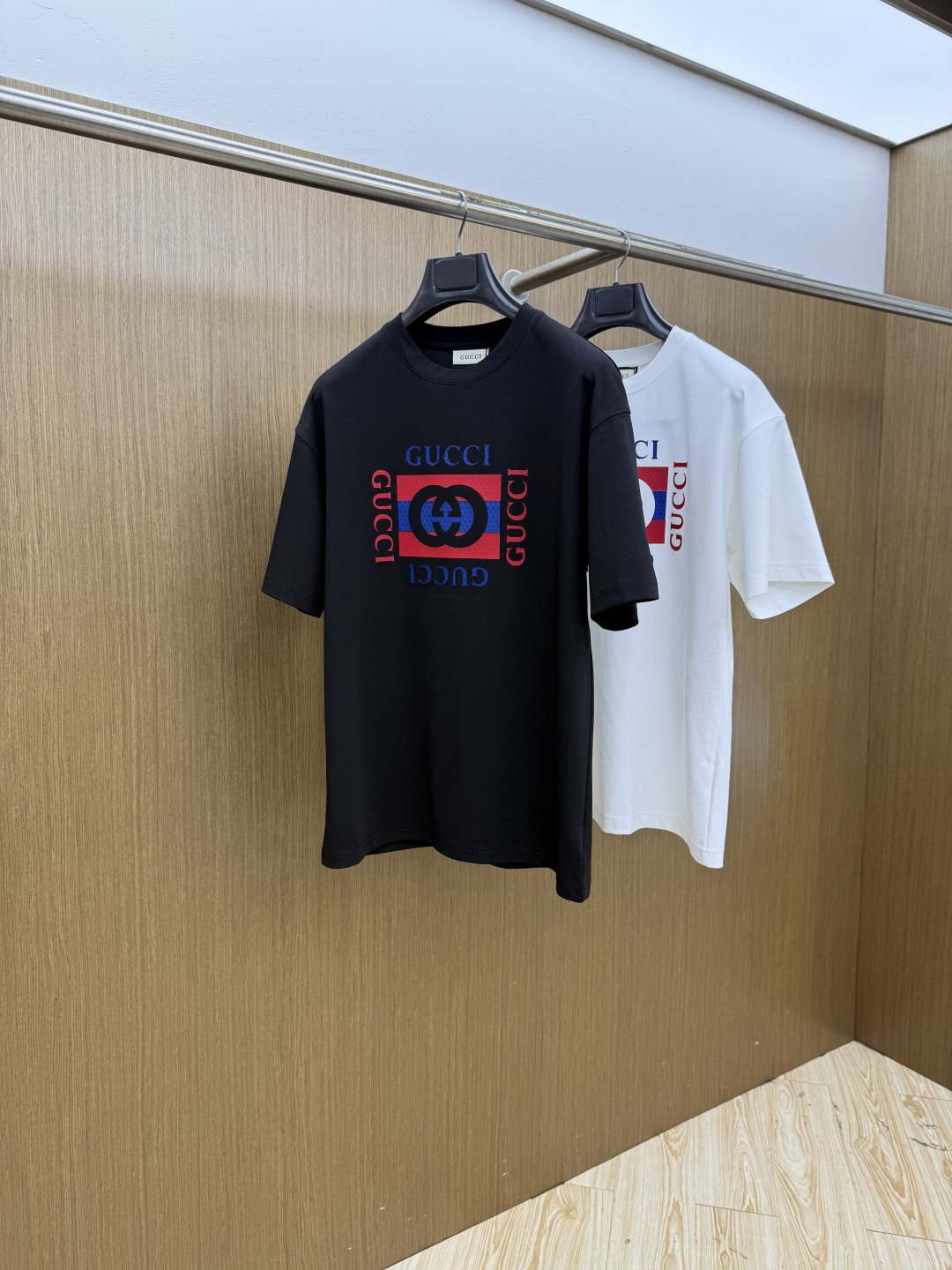 NO:911385,Early spring Guc 1956 spring and summer new style debut counter latest short-sleeved round neck T-shirt high-end custom design avant-garde fashion!  Brand logo emphasizes craftsmanship design. High-end customized 100% cotton top-grade mercerized fabric. Soft to the touch. Comfortable to wear. Exquisite stitching at the counter level. Fine workmanship. The upper body effect is incomparably handsome!  A must-have item for a stylish man!  Color Black White Size M-3XL FXD,,gucci,T-shirt,tees,t-shirt,19860909早春 Guc 1956春夏新款首发专柜最新款短袖圆领T恤 高端订制 设计前卫时尚！品牌logo重工艺设计 高端定制百分百棉顶级丝光面料.手感柔软.穿着舒适.专柜级别精致车线.做工精细.上身效果无敌帅气！型男必备单品！ 颜色黑色 白色 码数M-3XL  FXD,,gucci,T-shirt,tees，t-shirt,,Men's clothing