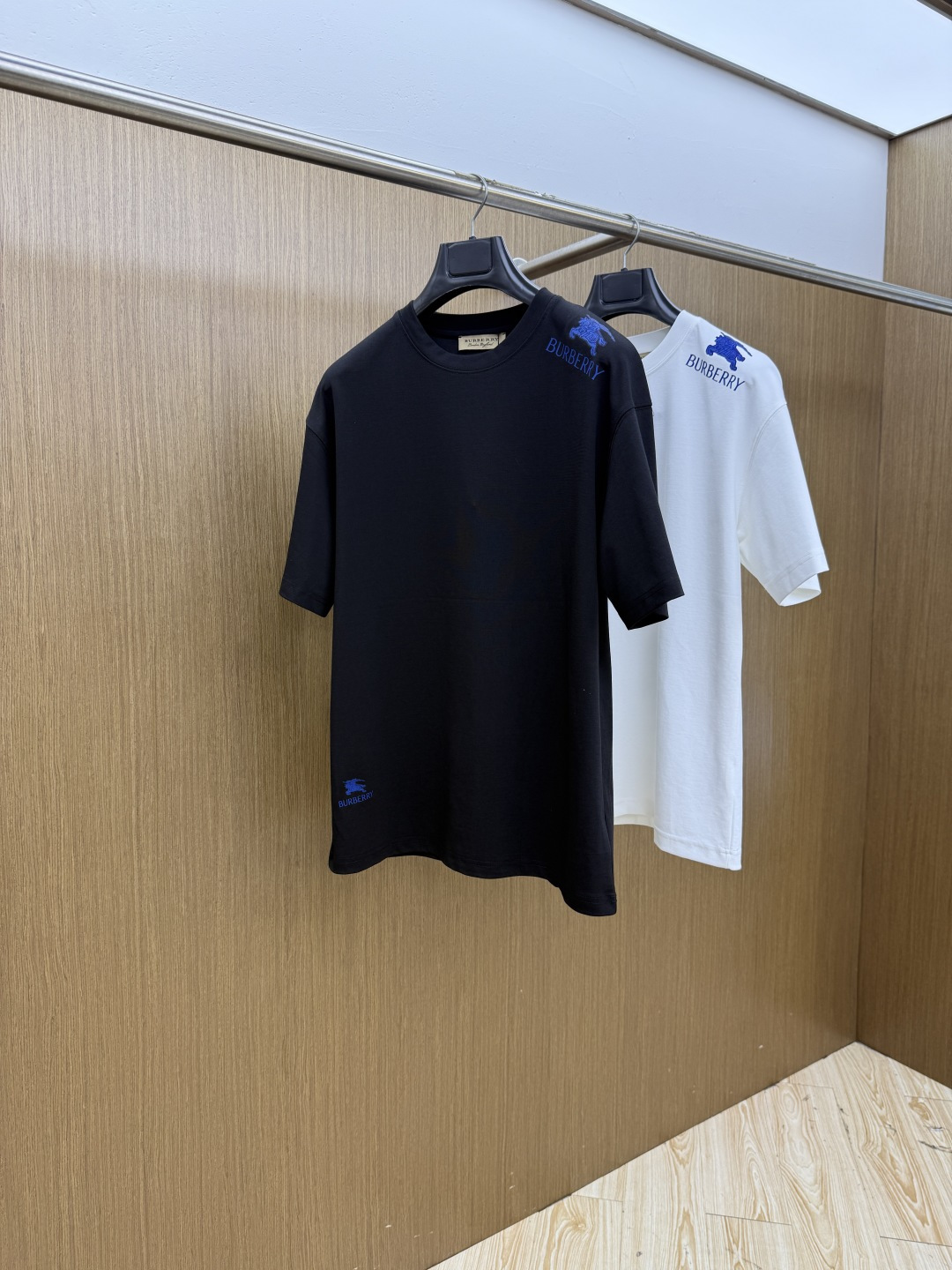 NO:911390,Early spring PD 1956 spring and summer new debut counter latest short-sleeved round neck T-shirt, high-end customization, avant-garde and fashionable design!  Brand logo emphasizes craftsmanship design. High-end customized 100% cotton top-grade mercerized fabric. Soft to the touch. Comfortable to wear. Exquisite stitching at the counter level. Fine workmanship. The upper body effect is incomparably handsome!  A must-have item for a stylish man!  Color Black White Size M-3XL FXD,,T-shirt,tees,t-shirt,19860909早春 PD 1956春夏新款首发专柜最新款短袖圆领T恤 高端订制 设计前卫时尚！品牌logo重工艺设计 高端定制百分百棉顶级丝光面料.手感柔软.穿着舒适.专柜级别精致车线.做工精细.上身效果无敌帅气！型男必备单品！ 颜色黑色 白色 码数M-3XL  FXD,,T-shirt,tees，t-shirt,,Men's clothing