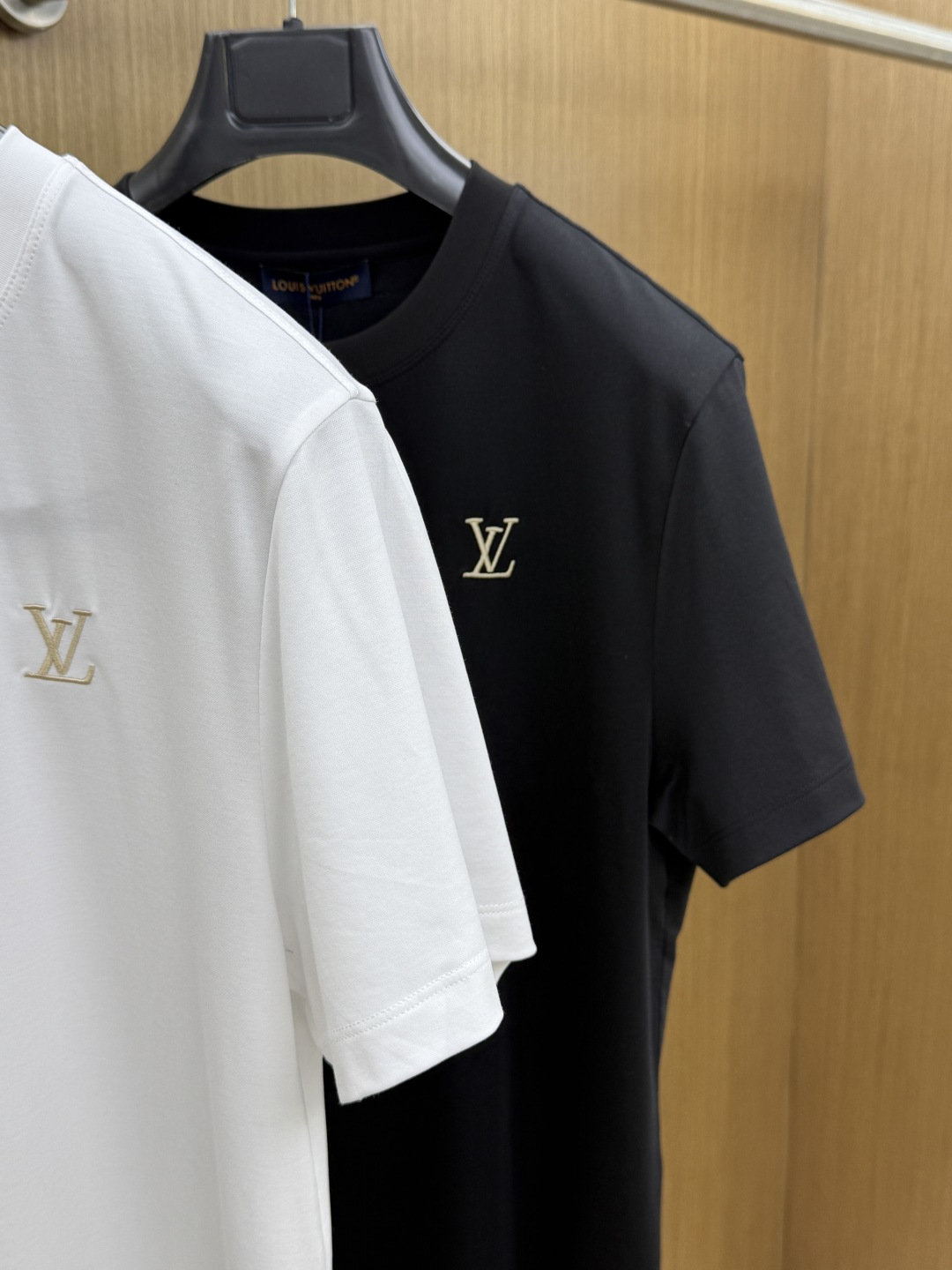 早春 LV 🔥🔥春夏新款首发专柜最新款圆领短袖 高端订制 设计前卫时尚！品牌logo重工艺设计 高端定制