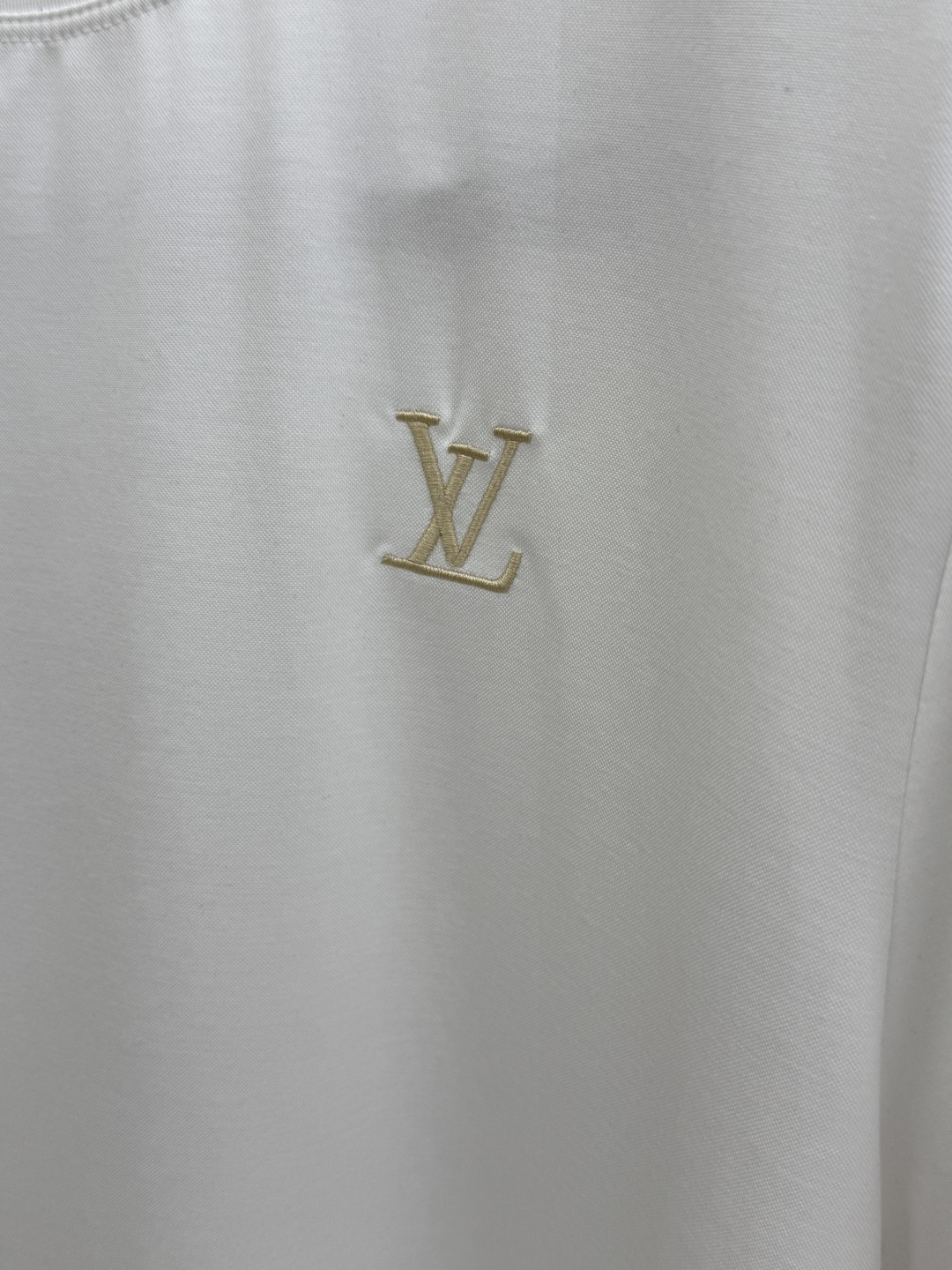 早春 LV 🔥🔥春夏新款首发专柜最新款圆领短袖 高端订制 设计前卫时尚！品牌logo重工艺设计 高端定制