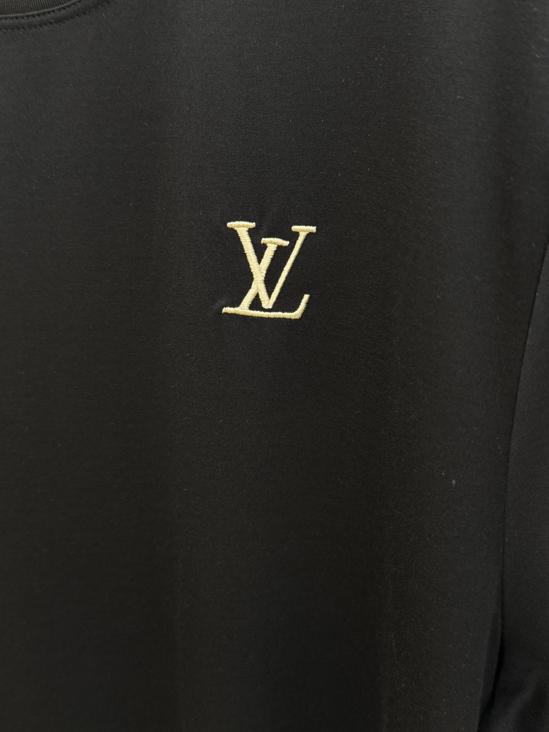 早春 LV 🔥🔥春夏新款首发专柜最新款圆领短袖 高端订制 设计前卫时尚！品牌logo重工艺设计 高端定制