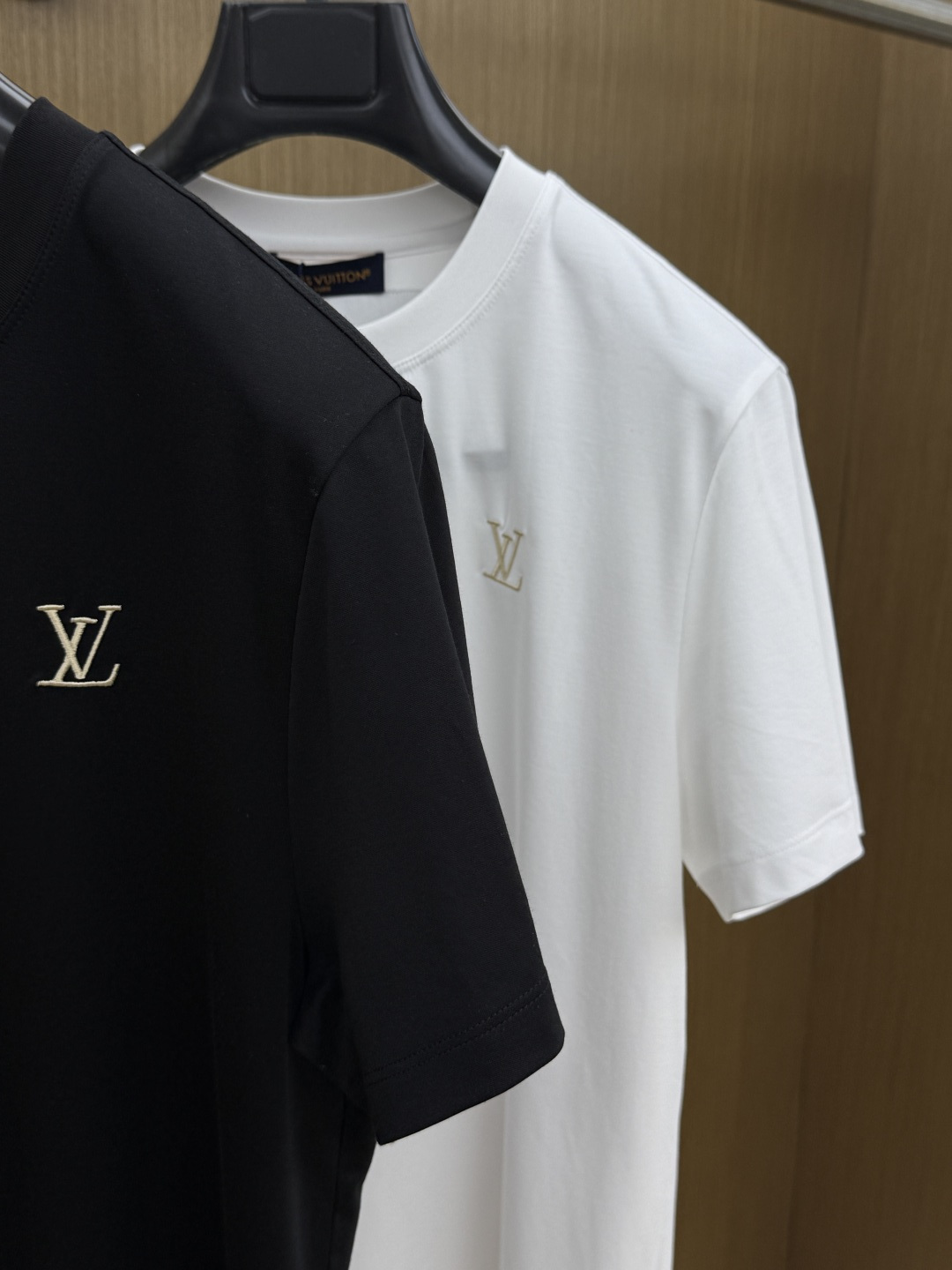 早春 LV 🔥🔥春夏新款首发专柜最新款圆领短袖 高端订制 设计前卫时尚！品牌logo重工艺设计 高端定制