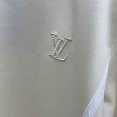 早春/套 LV 🔥🔥高端定制 2026春夏新款首发专柜最新款短袖短裤休闲套装 高端订制 设计前卫时尚!品牌logo重工艺 早春/套 LV 🔥🔥高端定制 2026春夏新款首发专柜最新款短袖短裤休闲套装 高端订制 设计前卫时尚!品牌logo重工艺