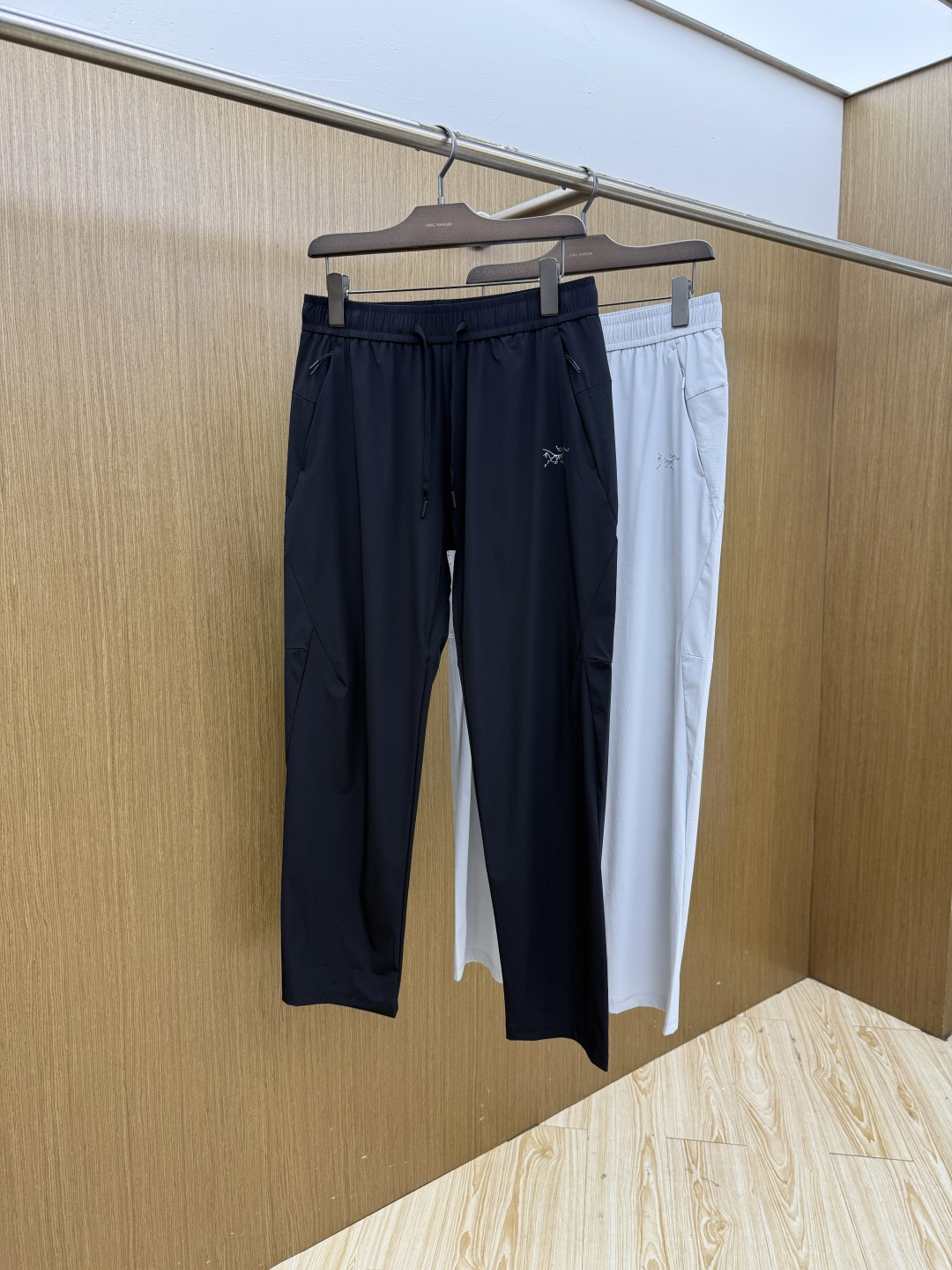NO:945444,Early spring Arc'teryx 1956SS summer classic light and quick-drying men's outdoor casual trousers. The material is breathable and moisture-wicking. It is not easy to pack and deform after long-term wear. It has good wrinkle resistance and tear-proof performance, and the fabric is also a very practical functional quick-drying fabric in summer. It creates different textures and textures, and also presents a different light perception from the past. The classic British plaid is also very personalized and fashionable. Of course, the recognition is naturally low-key, versatile and not picky. It can be used for casual fashion and sports.…………………………………………  SizeM-4XL lz,arc'teryx,19860909早春 始祖鸟 1956SS夏季经典轻薄速干男士户外休闲长裤 材质透气吸湿排汗,久穿也不易起包变形,拥有良好的抗皱性,防撕裂性能,并且面料也是夏季非常实用的功能性速干面料,营造出不同纹理跟质感,也呈现出不同于以往常规的光感来,经典英伦格纹也非常的个性时尚,当然辨识度自然也是低调百搭不挑人,休闲时尚运动皆可.……………………………………………… SizeM-4XL  lz,arc'teryx,,Men's clothing
