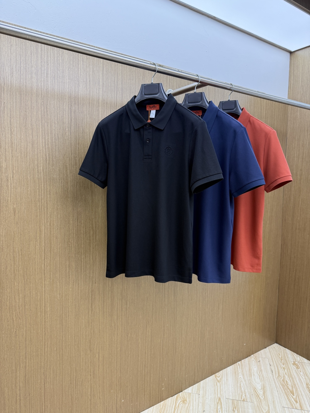 早春 HER 🔥🔥独家定制 2026春夏新款男士短袖Polo衫，品牌最新设计元素！既不单调也不复杂,恰到好处的展现品味！
