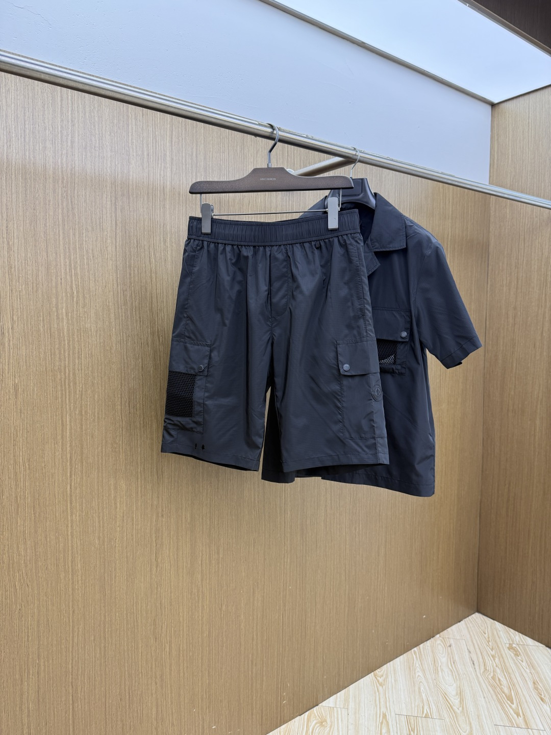 NO:903625,Early Spring Jacket Shorts Mon  2026SS spring and summer new product quick-drying small jacket and shorts suit, a high-end masterpiece from the Mon official website, combining Italian minimalism and functional style. Customized ice-feeling quick-drying fabric, light and breathable, anti-wrinkle and sun protection, the upper body is refreshing and burden-free. Short-sleeved shirt and small jacket  + Shorts combination of the same color, low-key and luxurious. Customized hardware zippers + three-dimensional silicone logo, full of texture. Slim and neat fit, seamless switching between business and leisure, taking into account appearance, comfort and class, men's first choice for high-quality spring and summer wear.  Size 48-56 M-3XL c10,,shorts,jackets & coats,shirts,T-shirt,19860909早春外套 短裤 Mon 2026SS春夏新品速干小外套短裤套装,Mon官网高阶力作,意式极简与机能风结合.定制冰感速干面料,轻薄透气、抗皱防晒,上身清爽无负担.短袖衬衫小外套+同色系短裤组合,低调轻奢.定制五金拉链＋立体硅胶logo,质感拉满.修身利落版型,商务休闲无缝切换,兼顾颜值、舒适度与档次,男士春夏高品质穿搭首选. 尺码48-56 M-3XL  c10,,shorts,jackets & coats,shirts,T-shirt,,Men's clothing