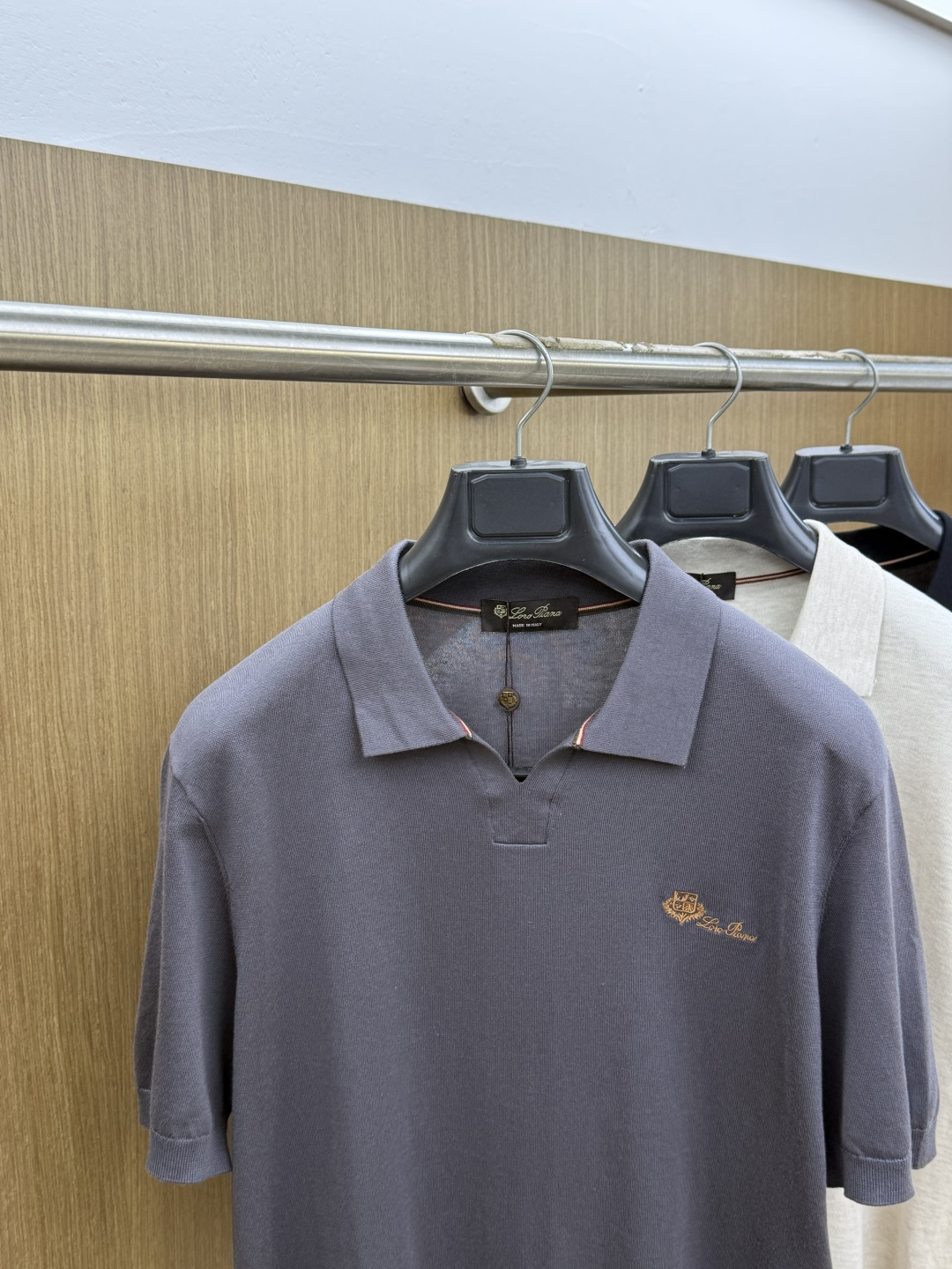 早春 Loro piana 🔥🔥春夏新款男士短袖针织Polo衫,品牌最新设计元素!既不单调也不复杂,恰到好处的展现品味! 早春 Loro piana 🔥🔥春夏新款男士短袖针织Polo衫,品牌最新设计元素!既不单调也不复杂,恰到好处的展现品味!