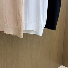 早春 Loro piana 🔥🔥春夏新款男士短袖针织Polo衫,品牌最新设计元素!既不单调也不复杂,恰到好处的展现品味! 早春 Loro piana 🔥🔥春夏新款男士短袖针织Polo衫,品牌最新设计元素!既不单调也不复杂,恰到好处的展现品味!