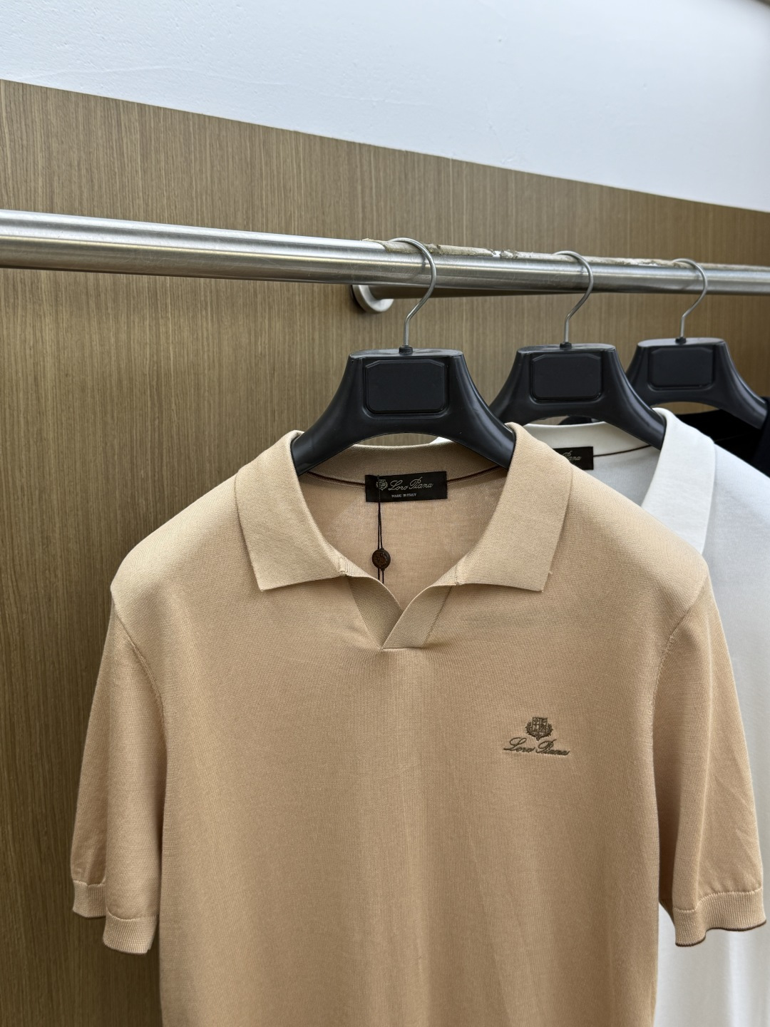早春 Loro piana 🔥🔥春夏新款男士短袖针织Polo衫,品牌最新设计元素!既不单调也不复杂,恰到好处的展现品味! 早春 Loro piana 🔥🔥春夏新款男士短袖针织Polo衫,品牌最新设计元素!既不单调也不复杂,恰到好处的展现品味!