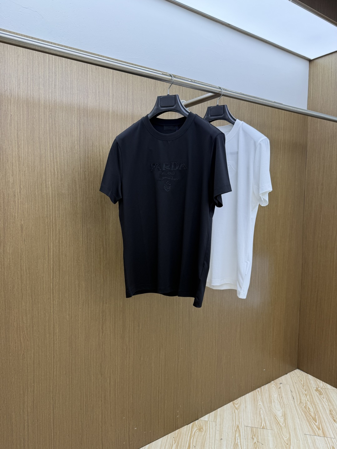 NO:911410,Early spring PD 1956 spring and summer new style debut counter, the latest round neck short-sleeved, high-end customization, avant-garde and fashionable design!  The brand logo emphasizes the craftsmanship design. High-end customized double-sided mercerized cotton fabric. Soft to the touch. Comfortable to wear. Exquisite stitching at the counter level. Fine workmanship. The upper body effect is incomparably handsome!  A must-have item for a stylish man!  Size M-3xL Fxd,,T-shirt,19860909早春 PD 1956春夏新款首发专柜最新款圆领短袖 高端订制 设计前卫时尚！品牌logo重工艺设计 高端定制支双面丝光棉面料.手感柔软.穿着舒适.专柜级别精致车线.做工精细.上身效果无敌帅气！型男必备单品！ 码数M-3xL  Fxd,,T-shirt,,Men's clothing