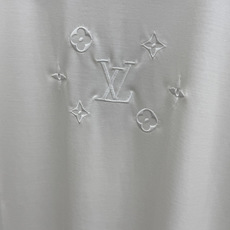 早春 LV 🔥🔥春夏新款首发专柜最新款圆领短袖 高端订制 设计前卫时尚!品牌logo重工艺设计 高端定制100支双面丝光 早春 LV 🔥🔥春夏新款首发专柜最新款圆领短袖 高端订制 设计前卫时尚!品牌logo重工艺设计 高端定制100支双面丝光