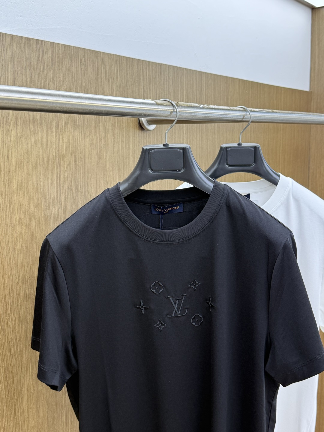 早春 LV🔥🔥春夏新款首发专柜最新款圆领短袖 高端订制 设计前卫时尚！品牌logo重工艺设计 高端定制100支双面丝光棉