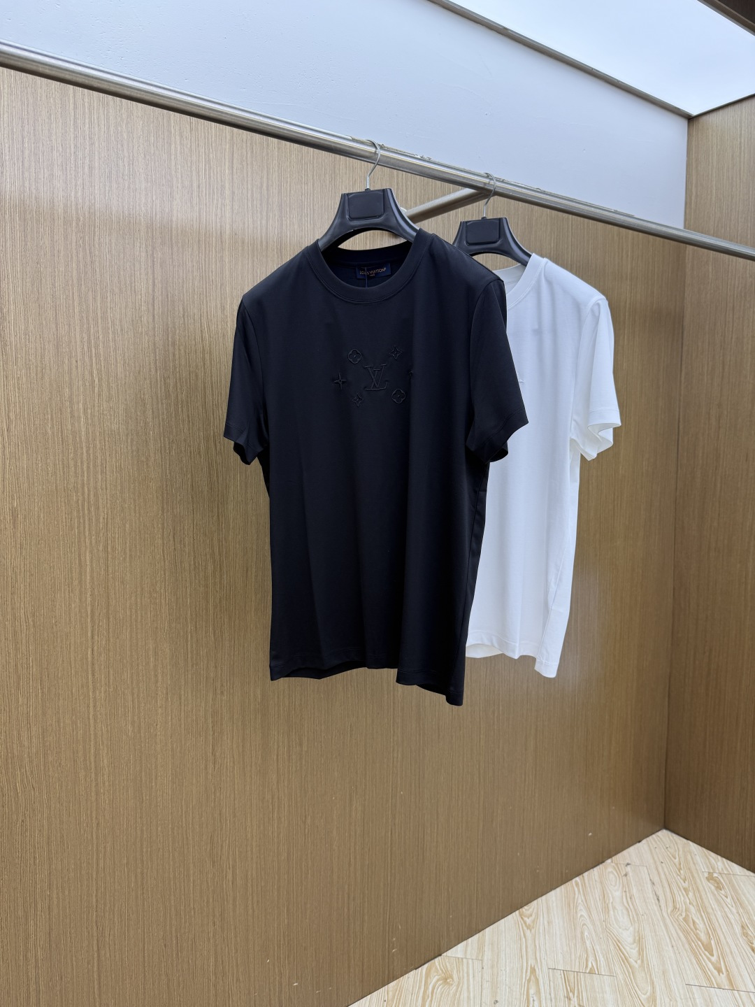 NO:911418,Early spring LV1956 spring and summer new style debut counter, the latest round neck short sleeves, high-end customization, avant-garde and fashionable design!  The brand logo emphasizes the craftsmanship design. High-end customized double-sided mercerized cotton fabric. Soft to the touch. Comfortable to wear. Exquisite stitching at the counter level. Fine workmanship. The upper body effect is incomparably handsome!  A must-have item for a stylish man!  Size M-3xL Fxd,,louis vuitton,T-shirt,19860909早春 LV1956春夏新款首发专柜最新款圆领短袖 高端订制 设计前卫时尚！品牌logo重工艺设计 高端定制支双面丝光棉面料.手感柔软.穿着舒适.专柜级别精致车线.做工精细.上身效果无敌帅气！型男必备单品！ 码数M-3xL  Fxd,,louis vuitton,T-shirt,,Men's clothing