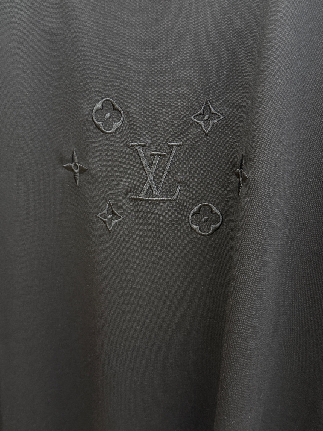 早春 LV🔥🔥春夏新款首发专柜最新款圆领短袖 高端订制 设计前卫时尚！品牌logo重工艺设计 高端定制100支双面丝光棉