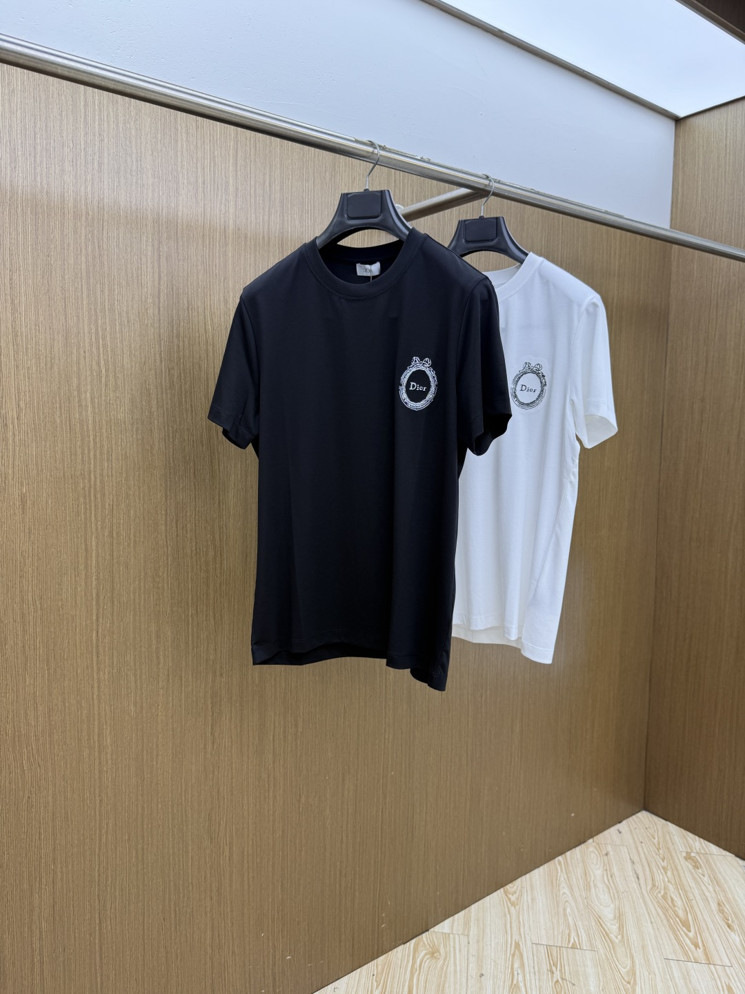 NO:911423,Early spring CD 1956 spring and summer new style debut counter, the latest round neck short sleeves, high-end customization, avant-garde and fashionable design!  The brand logo emphasizes the craftsmanship design. High-end customized double-sided mercerized cotton fabric. Soft to the touch. Comfortable to wear. Exquisite stitching at the counter level. Fine workmanship. The upper body effect is incomparably handsome!  A must-have item for a stylish man!  Size M-3xL Fxd,,T-shirt,19860909早春 CD 1956春夏新款首发专柜最新款圆领短袖 高端订制 设计前卫时尚！品牌logo重工艺设计 高端定制支双面丝光棉面料.手感柔软.穿着舒适.专柜级别精致车线.做工精细.上身效果无敌帅气！型男必备单品！ 码数M-3xL  Fxd,,T-shirt,,Men's clothing