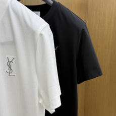 早春 YSL 🔥🔥春夏新款首发专柜最新款圆领短袖 高端订制 设计前卫时尚!品牌logo重工艺设计 高端定制100支双面丝 早春 YSL 🔥🔥春夏新款首发专柜最新款圆领短袖 高端订制 设计前卫时尚!品牌logo重工艺设计 高端定制100支双面丝