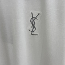 早春 YSL 🔥🔥春夏新款首发专柜最新款圆领短袖 高端订制 设计前卫时尚!品牌logo重工艺设计 高端定制100支双面丝 早春 YSL 🔥🔥春夏新款首发专柜最新款圆领短袖 高端订制 设计前卫时尚!品牌logo重工艺设计 高端定制100支双面丝