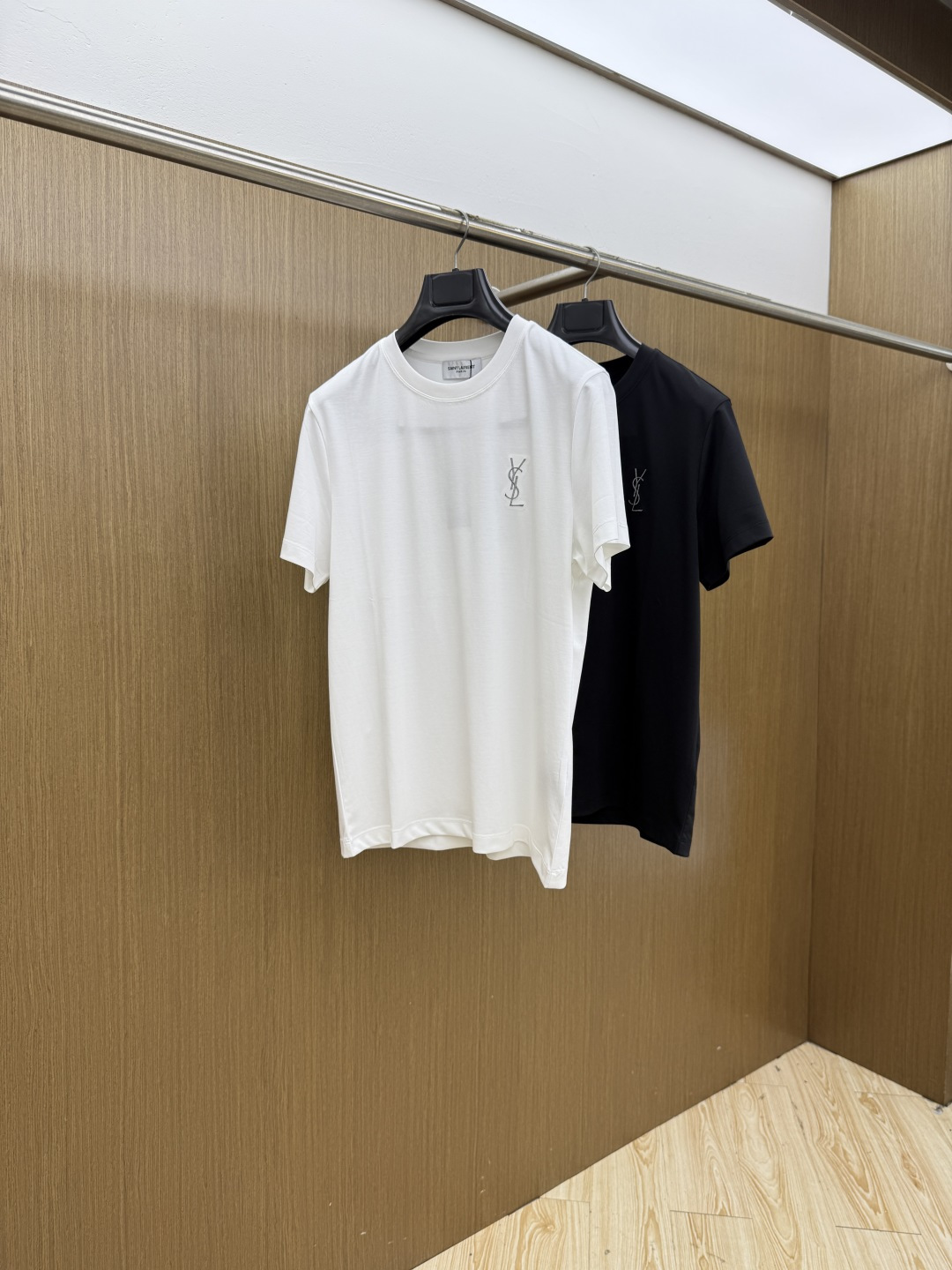 NO:911426,Early spring YSL 1956 spring and summer new style debut counter, the latest round neck short sleeves, high-end customization, avant-garde and fashionable design!  The brand logo emphasizes the craftsmanship design. High-end customized double-sided mercerized cotton fabric. Soft to the touch. Comfortable to wear. Exquisite stitching at the counter level. Fine workmanship. The upper body effect is incomparably handsome!  A must-have item for a stylish man!  Size M-3xL Fxd,,saint laurent,T-shirt,19860909早春 YSL 1956春夏新款首发专柜最新款圆领短袖 高端订制 设计前卫时尚！品牌logo重工艺设计 高端定制支双面丝光棉面料.手感柔软.穿着舒适.专柜级别精致车线.做工精细.上身效果无敌帅气！型男必备单品！ 码数M-3xL  Fxd,,saint laurent,T-shirt,,Men's clothing