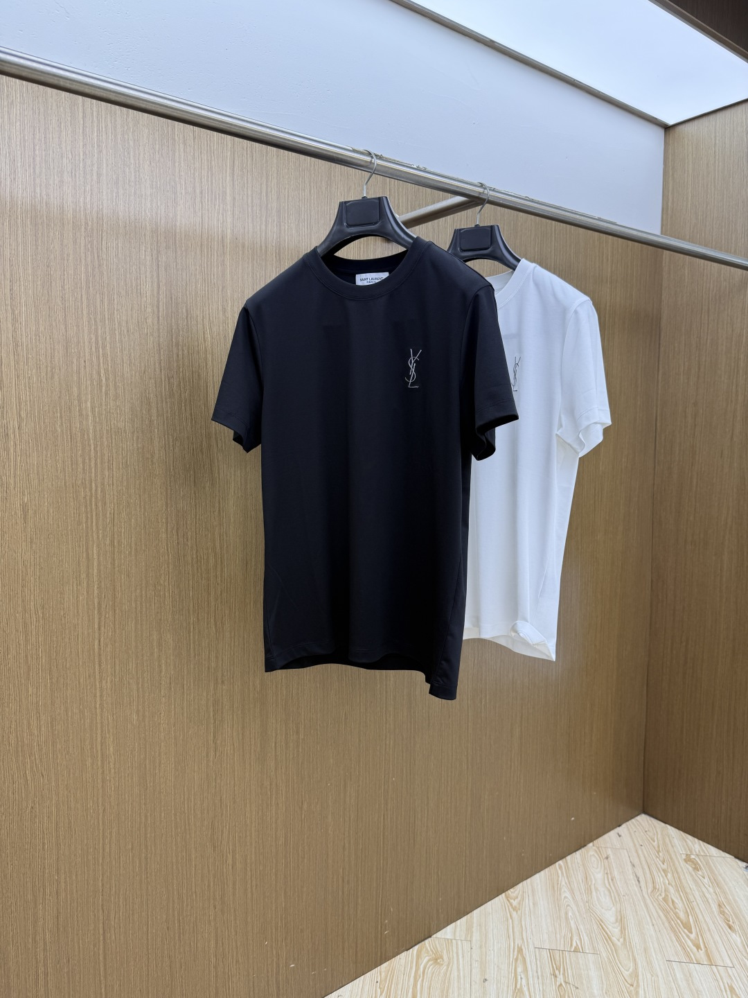 NO:911431,Early spring YSL1956 spring and summer new style debut counter, the latest round neck short sleeves, high-end customization, avant-garde and fashionable design!  The brand logo emphasizes the craftsmanship design. High-end customized double-sided mercerized cotton fabric. Soft to the touch. Comfortable to wear. Exquisite stitching at the counter level. Fine workmanship. The upper body effect is incomparably handsome!  A must-have item for a stylish man!  Size M-3xL Fxd,,saint laurent,T-shirt,19860909早春 YSL1956春夏新款首发专柜最新款圆领短袖 高端订制 设计前卫时尚！品牌logo重工艺设计 高端定制支双面丝光棉面料.手感柔软.穿着舒适.专柜级别精致车线.做工精细.上身效果无敌帅气！型男必备单品！ 码数M-3xL  Fxd,,saint laurent,T-shirt,,Men's clothing