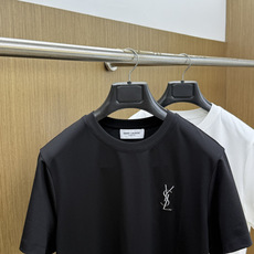 早春 YSL🔥🔥春夏新款首发专柜最新款圆领短袖 高端订制 设计前卫时尚!品牌logo重工艺设计 高端定制100支双面丝光 早春 YSL🔥🔥春夏新款首发专柜最新款圆领短袖 高端订制 设计前卫时尚!品牌logo重工艺设计 高端定制100支双面丝光