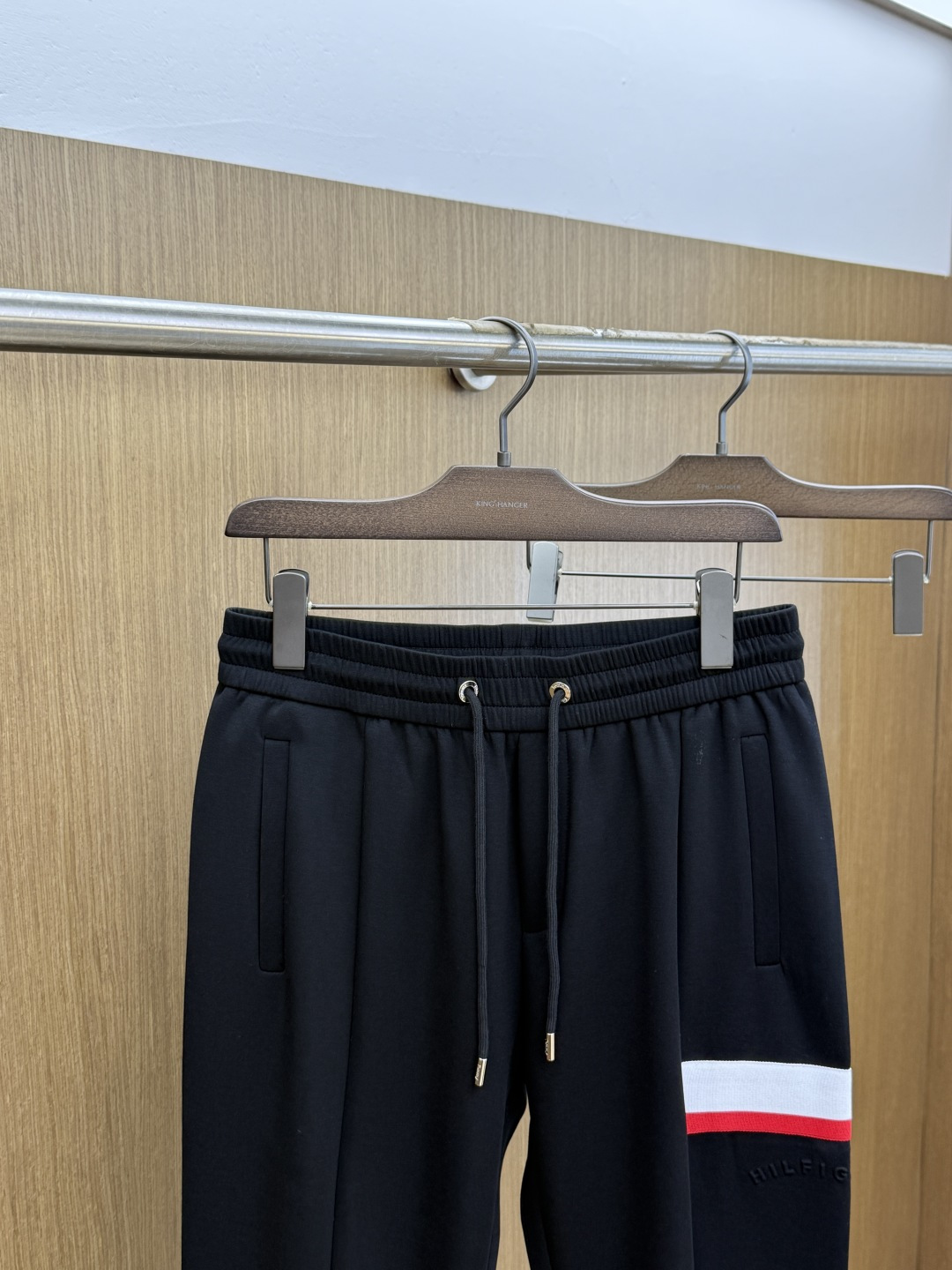 春夏 MOn 🔥Ss专柜新品同步上市。原单订制高品质时尚休闲长裤👖 超级百搭款。独家定制面料，手感细腻柔软，贴身舒适，上