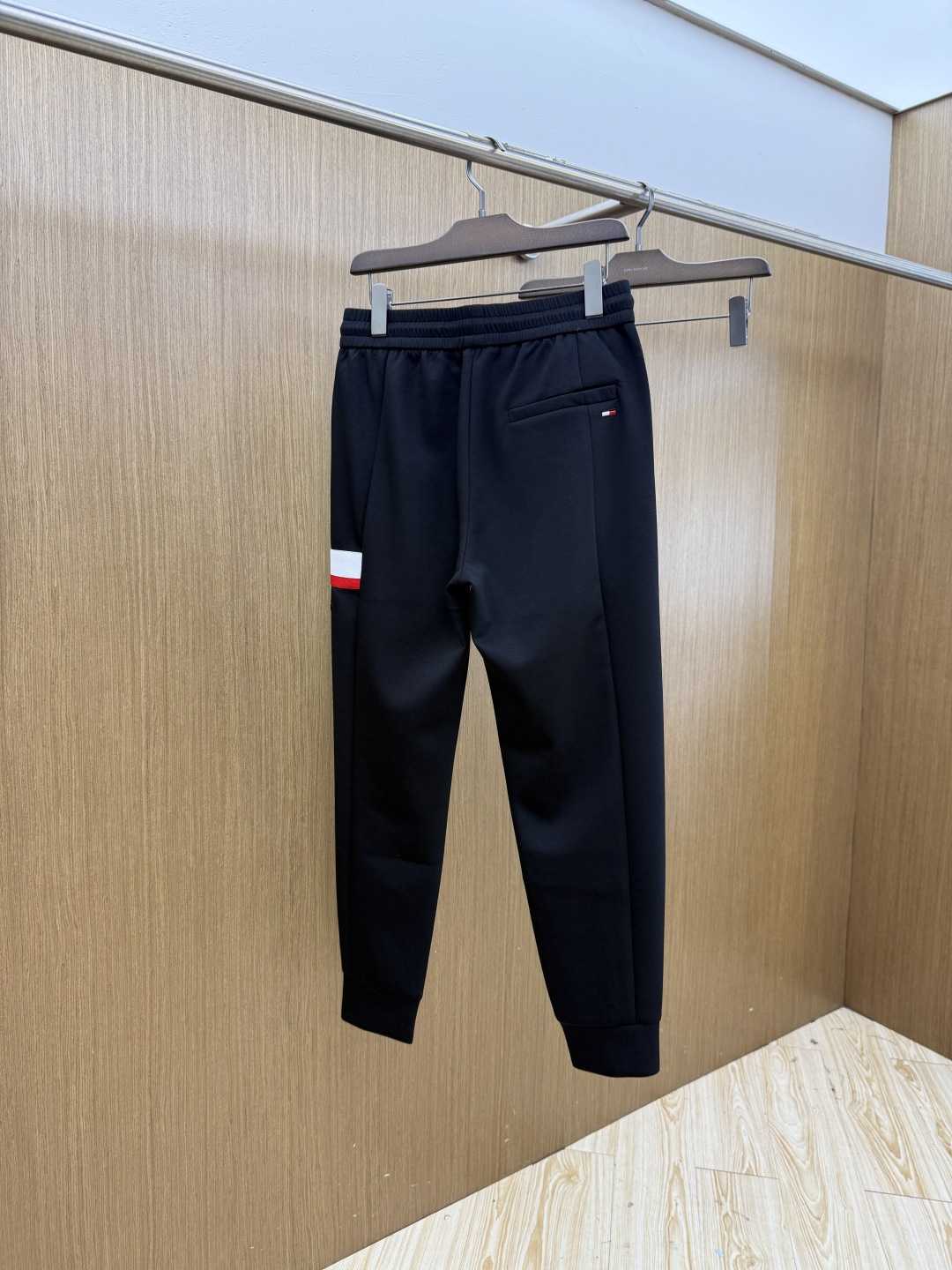 春夏 MOn 🔥Ss专柜新品同步上市。原单订制高品质时尚休闲长裤👖 超级百搭款。独家定制面料，手感细腻柔软，贴身舒适，上