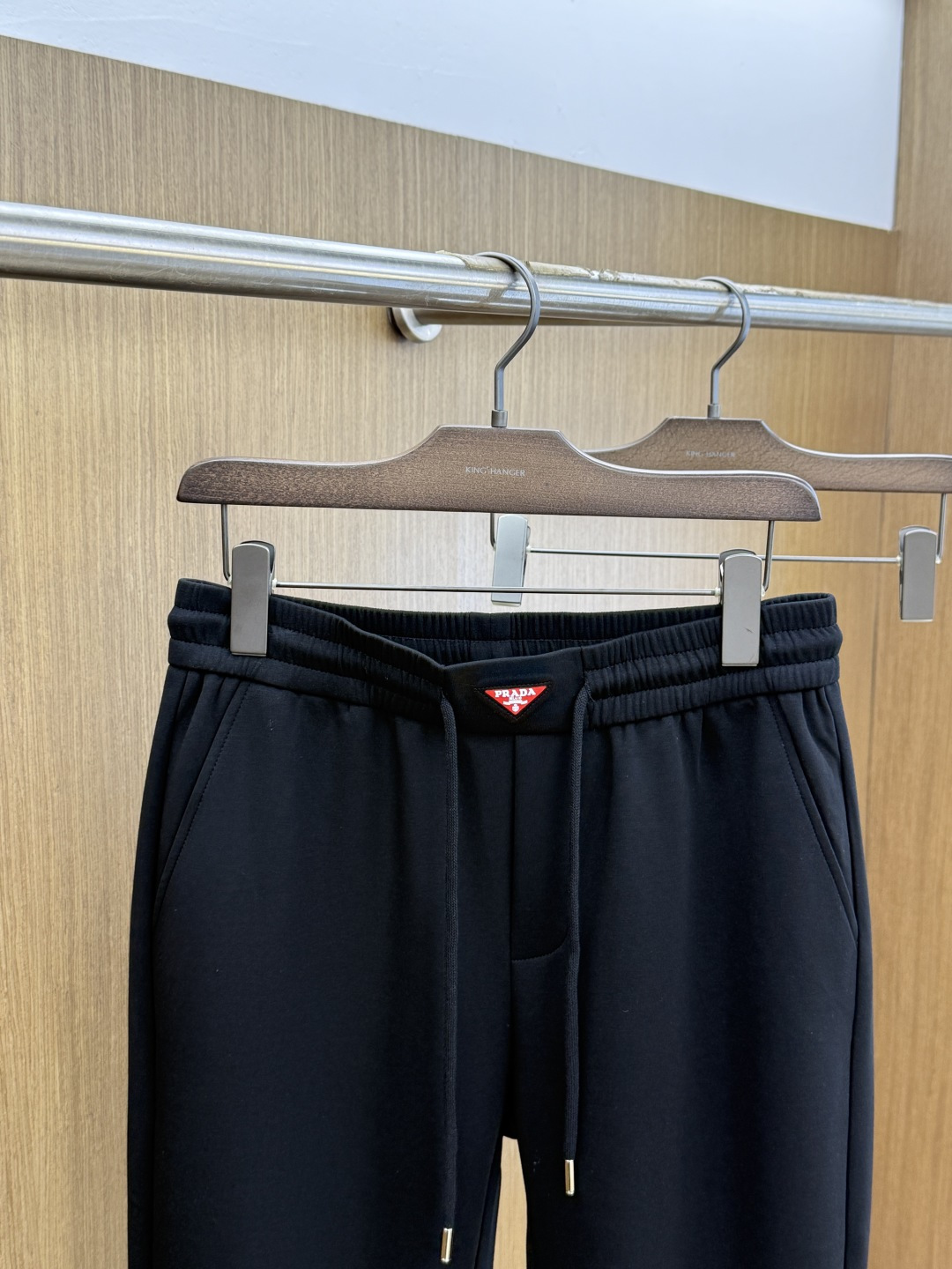春夏 PD 🔥Ss专柜新品同步上市。原单订制高品质时尚休闲长裤👖 超级百搭款。独家定制面料，手感细腻柔软，贴身舒适，上身