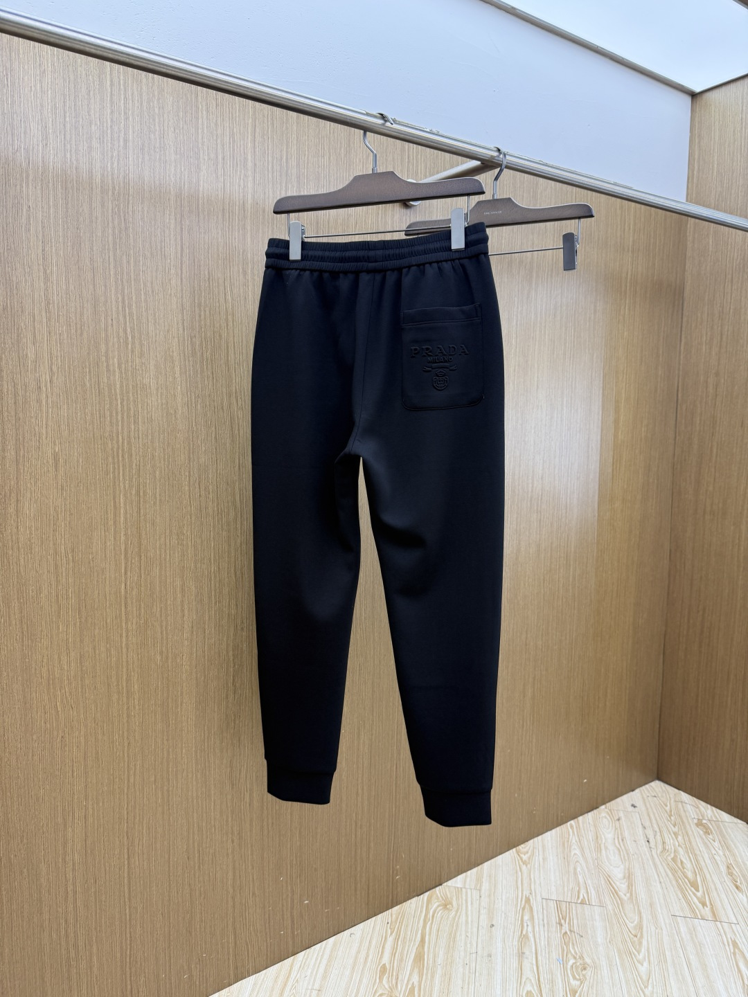 春夏 PD 🔥Ss专柜新品同步上市。原单订制高品质时尚休闲长裤👖 超级百搭款。独家定制面料，手感细腻柔软，贴身舒适，上身