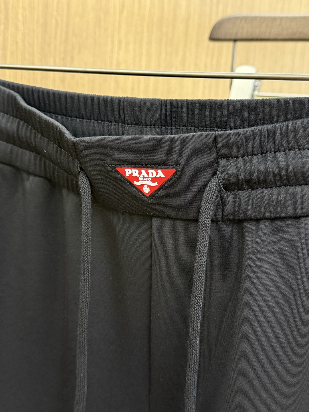 春夏 PD 🔥Ss专柜新品同步上市。原单订制高品质时尚休闲长裤👖 超级百搭款。独家定制面料，手感细腻柔软，贴身舒适，上身