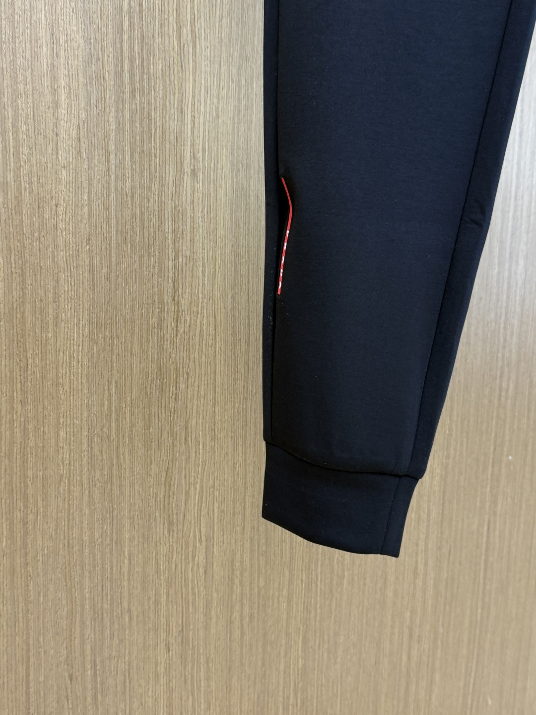 春夏 PD 🔥Ss专柜新品同步上市。原单订制高品质时尚休闲长裤👖 超级百搭款。独家定制面料，手感细腻柔软，贴身舒适，上身