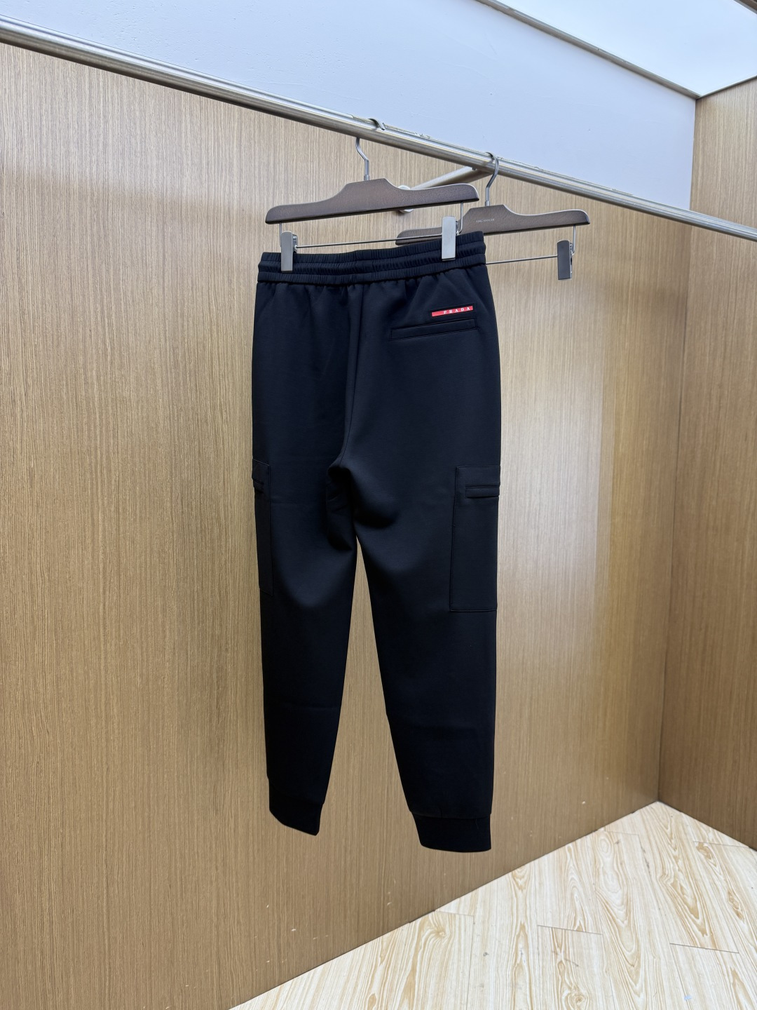 春夏 PD 🔥Ss专柜新品同步上市。原单订制高品质时尚休闲长裤👖 超级百搭款。独家定制面料，手感细腻柔软，贴身舒适，上身