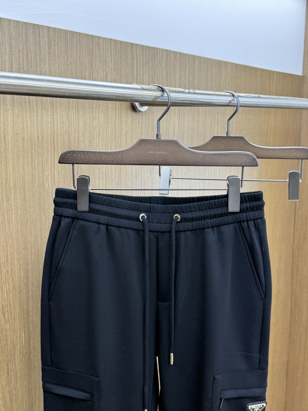 春夏 PD 🔥Ss专柜新品同步上市。原单订制高品质时尚休闲长裤👖 超级百搭款。独家定制面料，手感细腻柔软，贴身舒适，上身