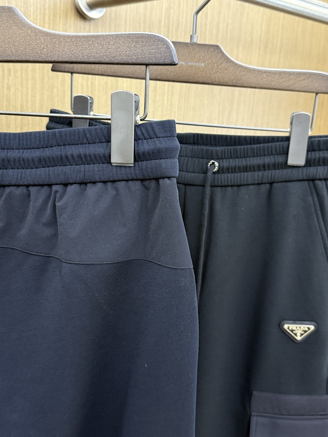 春夏 PD 🔥Ss专柜新品同步上市。原单订制高品质时尚休闲长裤👖 超级百搭款。独家定制面料，手感细腻柔软，贴身舒适，上身