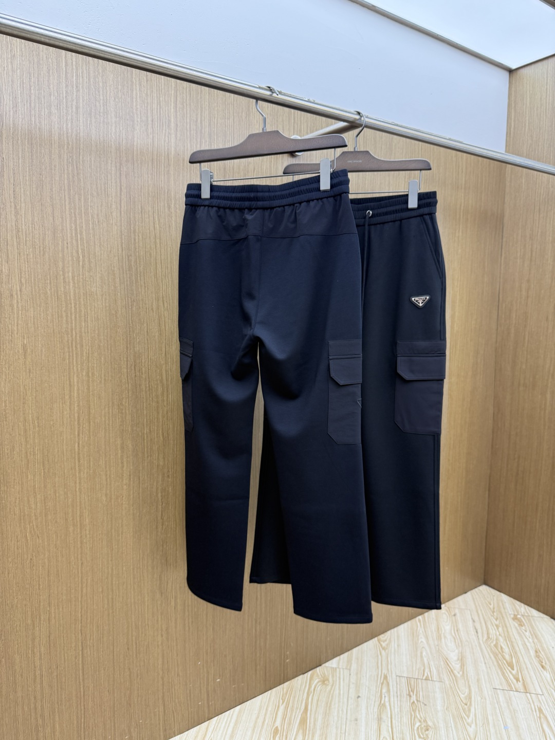 春夏 PD 🔥Ss专柜新品同步上市。原单订制高品质时尚休闲长裤👖 超级百搭款。独家定制面料，手感细腻柔软，贴身舒适，上身
