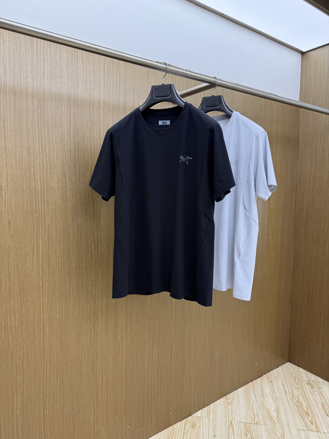 NO:935566,Early spring Arc'teryx 1956SS summer classic light and quick-drying men's outdoor casual short-sleeved T-shirt  The material is breathable, moisture-wicking, and is not easy to pack and deform after long-term wear. It has good wrinkle resistance and tear-proof performance, and the fabric is also a very practical functional quick-drying fabric in summer. It creates different textures and textures, and also presents a light that is different from the previous conventional ones. The classic British plaid is also very personalized and fashionable. Of course, the recognition is naturally low-key, versatile, and can be used for casual fashion and sports.……………………………… SizeM-3XL  lz,arc'teryx,T-shirt,tees,t-shirt,19860909早春 始祖鸟1956SS夏季经典轻薄速干男士户外休闲短袖T恤 材质透气吸湿排汗,久穿也不易起包变形,拥有良好的抗皱性,防撕裂性能,并且面料也是夏季非常实用的功能性速干面料,营造出不同纹理跟质感,也呈现出不同于以往常规的光感来,经典英伦格纹也非常的个性时尚,当然辨识度自然也是低调百搭不挑人,休闲时尚运动皆可.……………………………………………… SizeM-3XL  lz,arc'teryx,T-shirt,tees，t-shirt,,Men's clothing