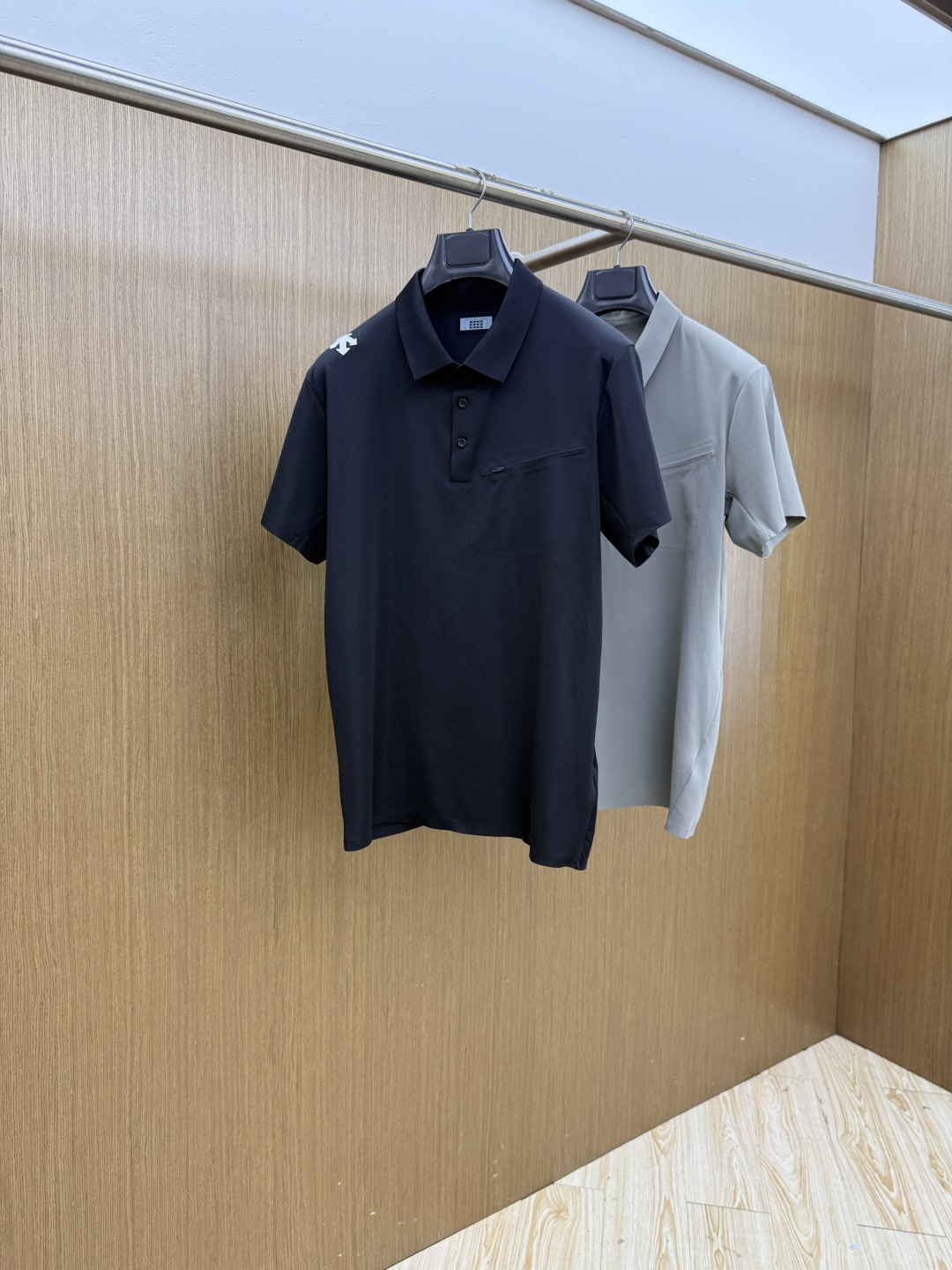 NO:935572,Early spring Desante 1956SS summer classic light and quick-drying men's outdoor casual lapel T-shirt  The material is breathable, moisture-wicking, and is not easy to pack and deform after long-term wear. It has good wrinkle resistance and tear-proof performance, and the fabric is also a very practical functional quick-drying fabric in summer, creating different textures and textures, and also showing a different light perception from the past. The classic British plaid is also very personalized and fashionable. Of course, the recognition is naturally low-key, versatile, and can be used for casual fashion and sports.…………………………………………………… SizeM-3XL lz, tees, t-shirt,19860909早春 迪桑特 1956SS夏季经典轻薄速干男士户外休闲翻领T恤 材质透气吸湿排汗,久穿也不易起包变形,拥有良好的抗皱性,防撕裂性能,并且面料也是夏季非常实用的功能性速干面料,营造出不同纹理跟质感,也呈现出不同于以往常规的光感来,经典英伦格纹也非常的个性时尚,当然辨识度自然也是低调百搭不挑人,休闲时尚运动皆可.……………………………………………… SizeM-3XL  lz,,tees，t-shirt,,Men's clothing