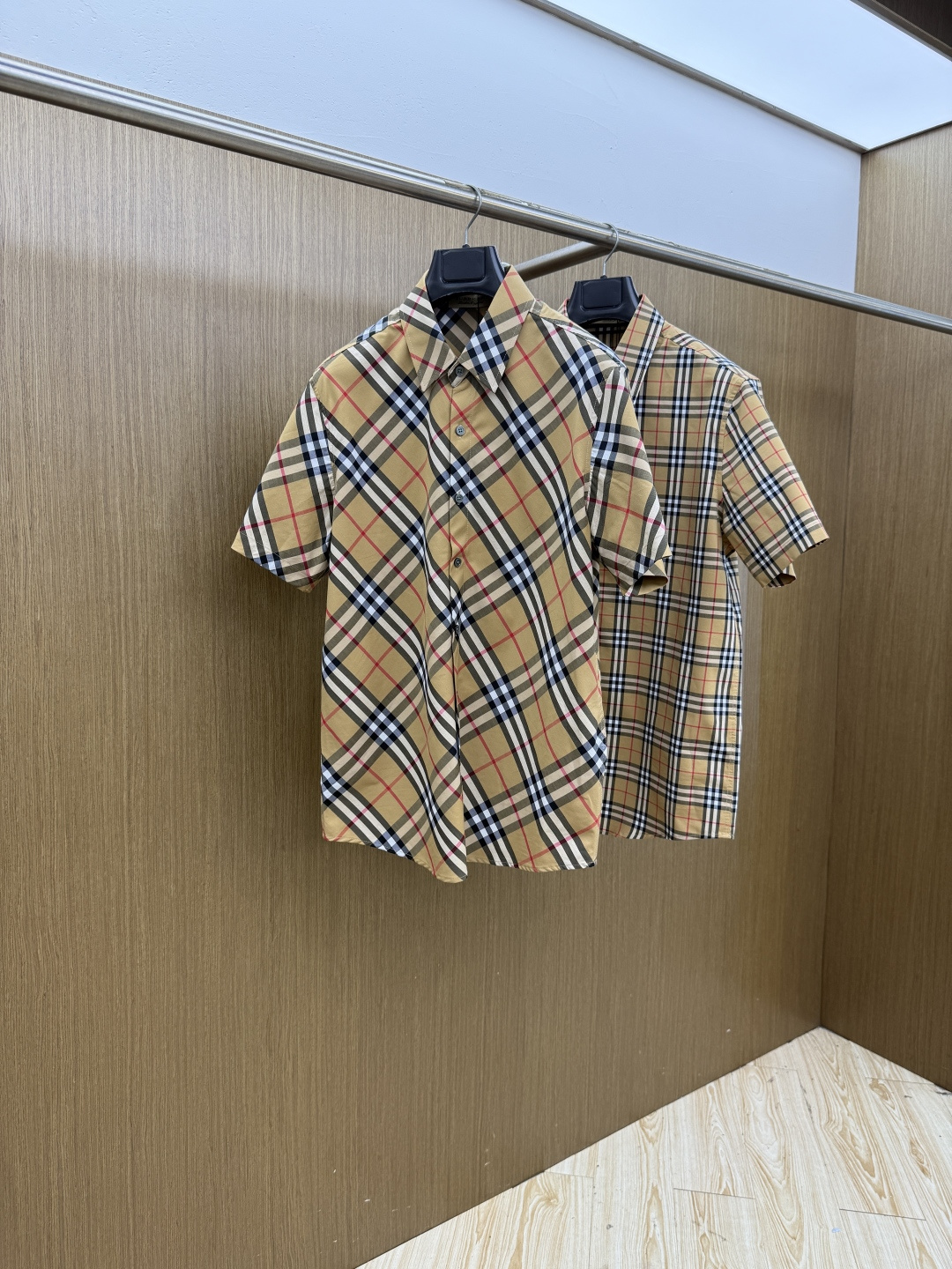 NO:935578,Early spring BBR 1956 official website new men's pure cotton shirt, business casual slim short-sleeved shirt, suitable for business and leisure!  Limited new model, urban business temperament model!  The tailoring of the shirt is more precise and plastic, and does not require too much primary color decoration. For men, simplicity is its own charm!  Made from imported organic cotton, the shape is more crisp and natural, the touch is extremely comfortable, and the fit is excellent!  Size: M-4xL Fdl,,shirts,T-shirt,19860909早春 BBR 1956官网新款男士纯棉衬衫,商务休闲修身款短袖衬衫 宜商务 宜休闲！限量新款,都市商务气质款！ 衬衫的版型剪裁更是精剪塑性,不需要过多的原色装饰,对于男士来说极简便是自身魅力！ 客供进口有机棉打造,更显版型的挺括自然,触感极为舒适,贴身性能绝佳！ 码数:M-4xL  Fdl,,shirts,T-shirt,,Men's clothing