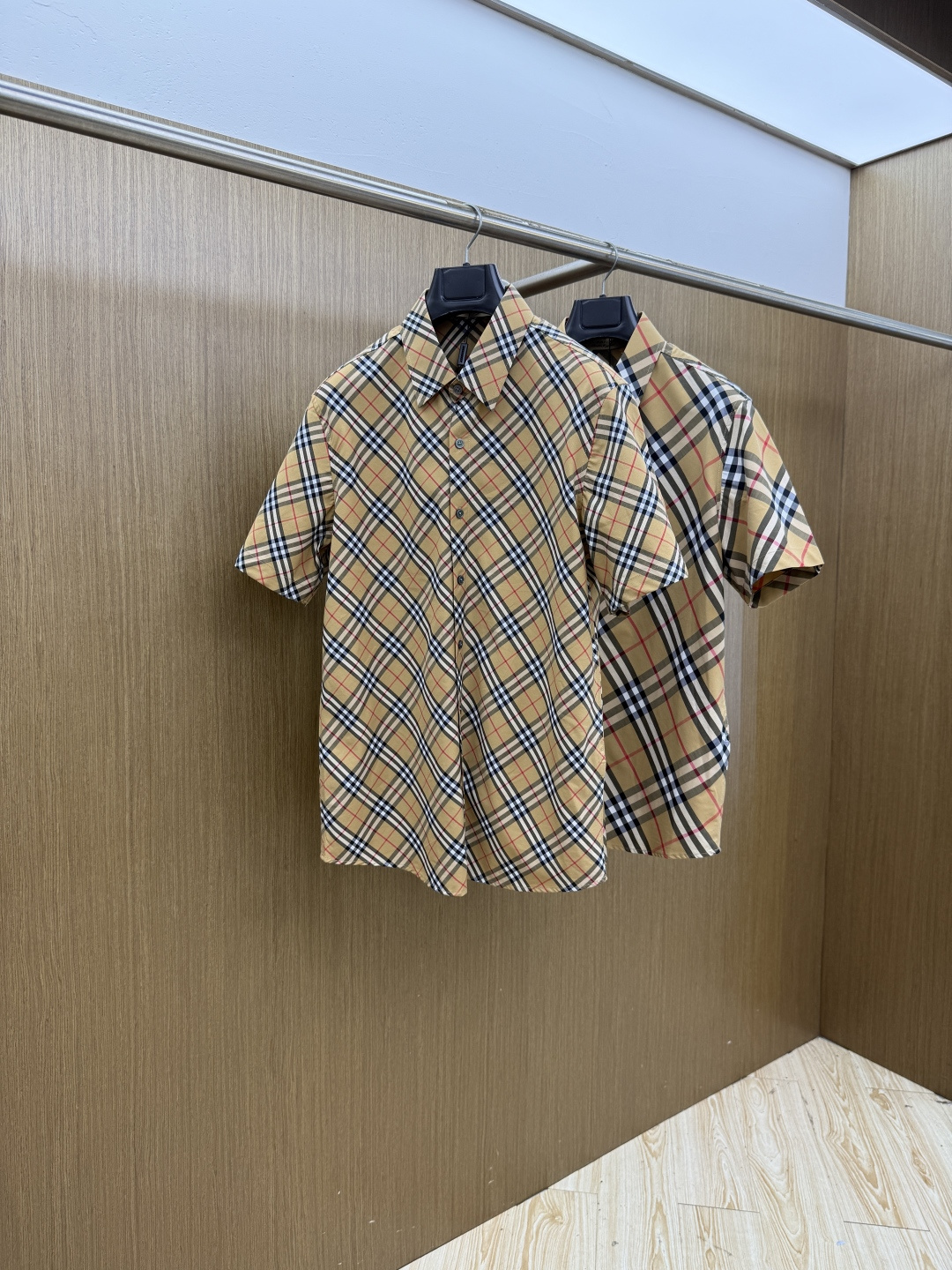 NO:935552,Early spring BBR 1956 official website new men's pure cotton shirt, business casual slim short-sleeved shirt, suitable for business and leisure!  Limited new model, urban business temperament model!  The tailoring of the shirt is more precise and plastic, and does not require too much primary color decoration. For men, simplicity is its own charm!  Made from imported organic cotton, the shape is more crisp and natural, the touch is extremely comfortable, and the fit is excellent!  Size: M-4xL Fdl,,shirts,T-shirt,19860909早春 BBR 1956官网新款男士纯棉衬衫,商务休闲修身款短袖衬衫 宜商务 宜休闲！限量新款,都市商务气质款！ 衬衫的版型剪裁更是精剪塑性,不需要过多的原色装饰,对于男士来说极简便是自身魅力！ 客供进口有机棉打造,更显版型的挺括自然,触感极为舒适,贴身性能绝佳！ 码数:M-4xL  Fdl,,shirts,T-shirt,,Men's clothing