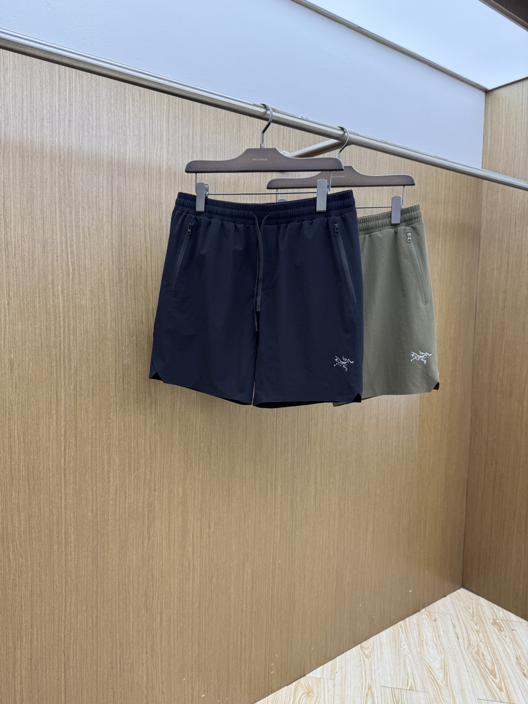 NO:935555,Early spring Arc'teryx 1956SS summer classic lightweight quick-drying men's outdoor casual shorts. The material is breathable and moisture-wicking. It is not easy to pack and deform after long-term wear. It has good wrinkle resistance and tear-proof performance, and the fabric is also a very practical functional quick-drying fabric in summer. It creates different textures and textures, and also presents a different light perception from the past. The classic British plaid is also very personalized and fashionable. Of course, the recognition is naturally low-key and versatile. It can be used for casual fashion and sports.…………………………………………  SizeM-3XL lz,arc'teryx,shorts,19860909早春 始祖鸟 1956SS夏季经典轻薄速干男士户外休闲短裤 材质透气吸湿排汗,久穿也不易起包变形,拥有良好的抗皱性,防撕裂性能,并且面料也是夏季非常实用的功能性速干面料,营造出不同纹理跟质感,也呈现出不同于以往常规的光感来,经典英伦格纹也非常的个性时尚,当然辨识度自然也是低调百搭不挑人,休闲时尚运动皆可.……………………………………………… SizeM-3XL  lz,arc'teryx,shorts,,Men's clothing