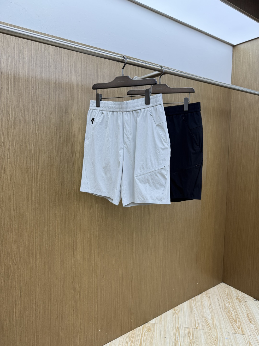 NO:935558,Early spring Descente 1956SS summer classic light and quick-drying men's outdoor casual shorts. The material is breathable and moisture-wicking, and it is not easy to pack and deform after long-term wear. It has good wrinkle resistance and tear-proof performance, and the fabric is also a very practical functional quick-drying fabric in summer. It creates different textures and textures, and also presents a different light perception from the past. The classic British plaid is also very personalized and fashionable. Of course, the recognition is naturally low-key, versatile and not picky. It can be used for casual fashion and sports.…………………………………………  SizeM-3XL lz,,shorts,19860909早春 迪桑特1956SS夏季经典轻薄速干男士户外休闲短裤 材质透气吸湿排汗,久穿也不易起包变形,拥有良好的抗皱性,防撕裂性能,并且面料也是夏季非常实用的功能性速干面料,营造出不同纹理跟质感,也呈现出不同于以往常规的光感来,经典英伦格纹也非常的个性时尚,当然辨识度自然也是低调百搭不挑人,休闲时尚运动皆可.……………………………………………… SizeM-3XL  lz,,shorts,,Men's clothing