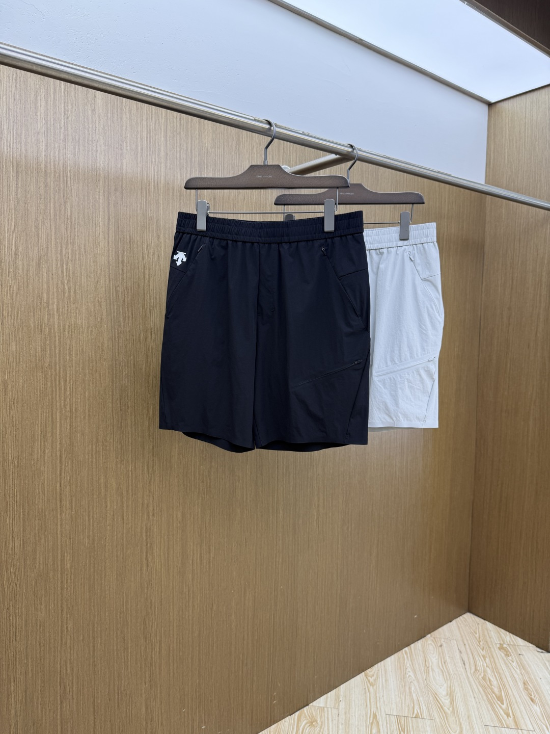 NO:935561,Early Spring Descente 1956SS summer classic light and quick-drying men's outdoor casual shorts. The material is breathable and moisture-wicking. It is not easy to pack and deform after long-term wear. It has good wrinkle resistance and tear-proof performance, and the fabric is also a very practical functional quick-drying fabric in summer. It creates different textures and textures, and also presents a different light perception from the past. The classic British plaid is also very personalized and fashionable. Of course, the recognition is naturally low-key, versatile, and can be used for casual, fashionable and sports.…………………………………………  SizeM-3XL lz,,shorts,19860909早春 迪桑特 1956SS夏季经典轻薄速干男士户外休闲短裤 材质透气吸湿排汗,久穿也不易起包变形,拥有良好的抗皱性,防撕裂性能,并且面料也是夏季非常实用的功能性速干面料,营造出不同纹理跟质感,也呈现出不同于以往常规的光感来,经典英伦格纹也非常的个性时尚,当然辨识度自然也是低调百搭不挑人,休闲时尚运动皆可.……………………………………………… SizeM-3XL  lz,,shorts,,Men's clothing